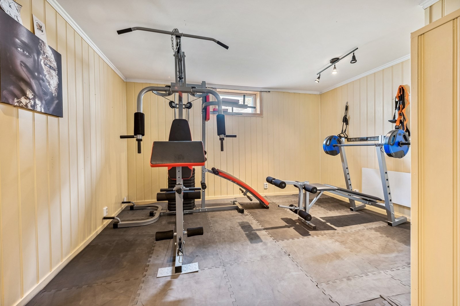 Deler av kjelleren blir i dag benyttet som treningsrom. Galleribilde