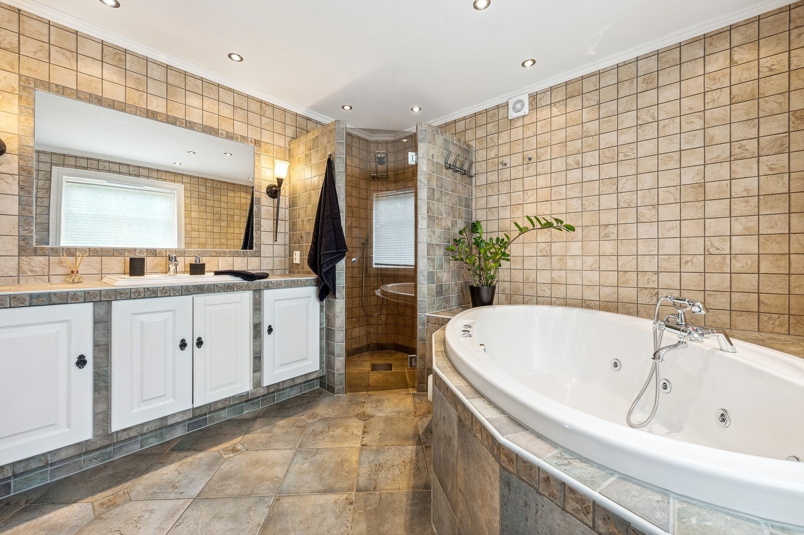 Med et areal på hele 10m² er badet usedvanlig romslig. Galleribilde