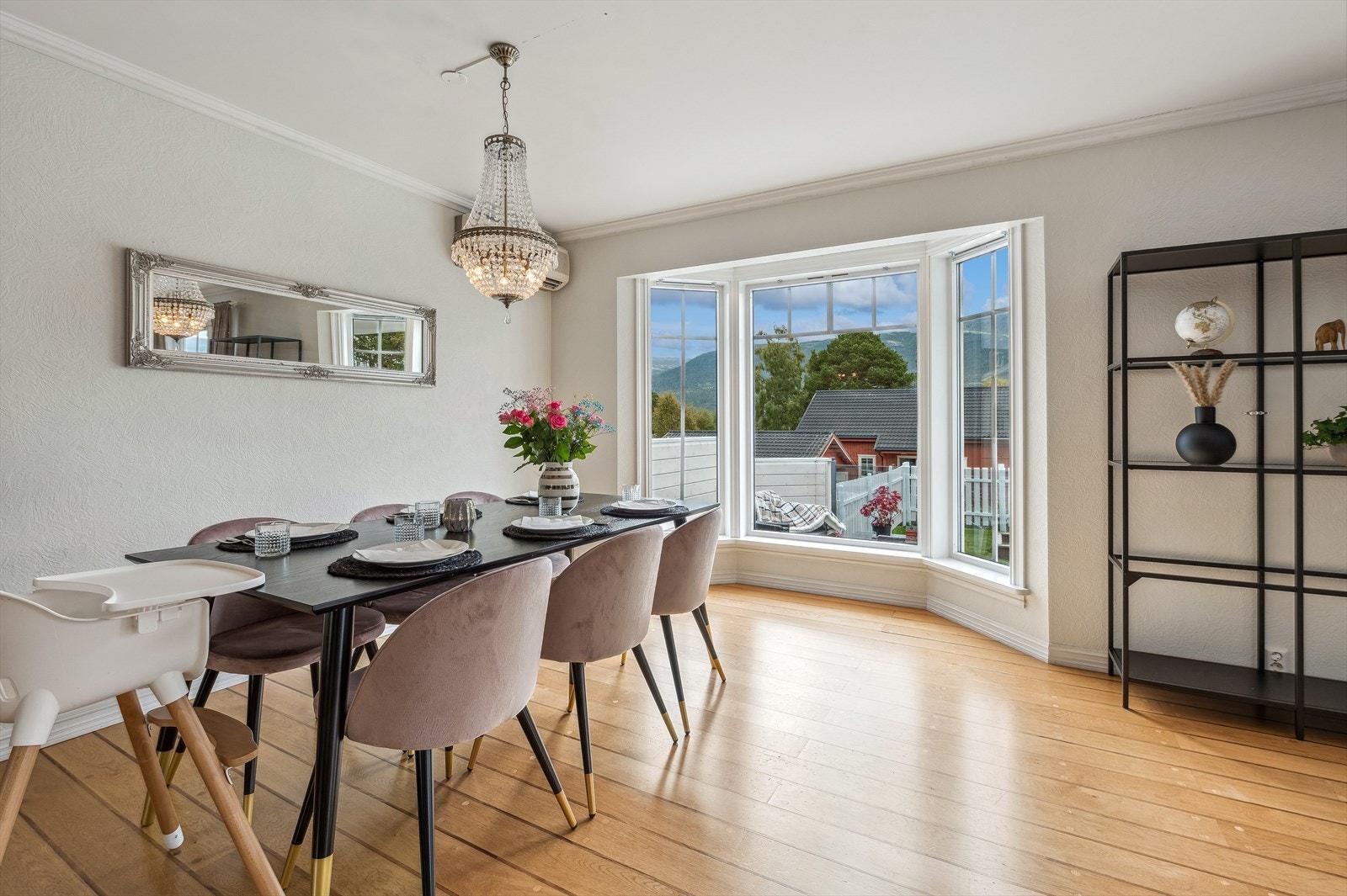 Den rause størrelsen gir gode muligheter til å møblere i flere soner. Galleribilde