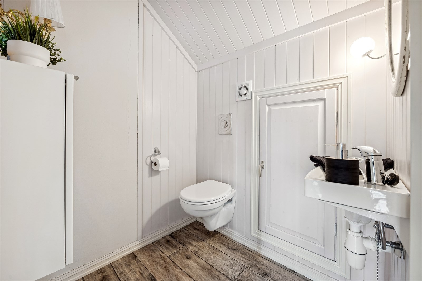 I tiknytning loftstuen ligger et praktisk toalettrom. Galleribilde