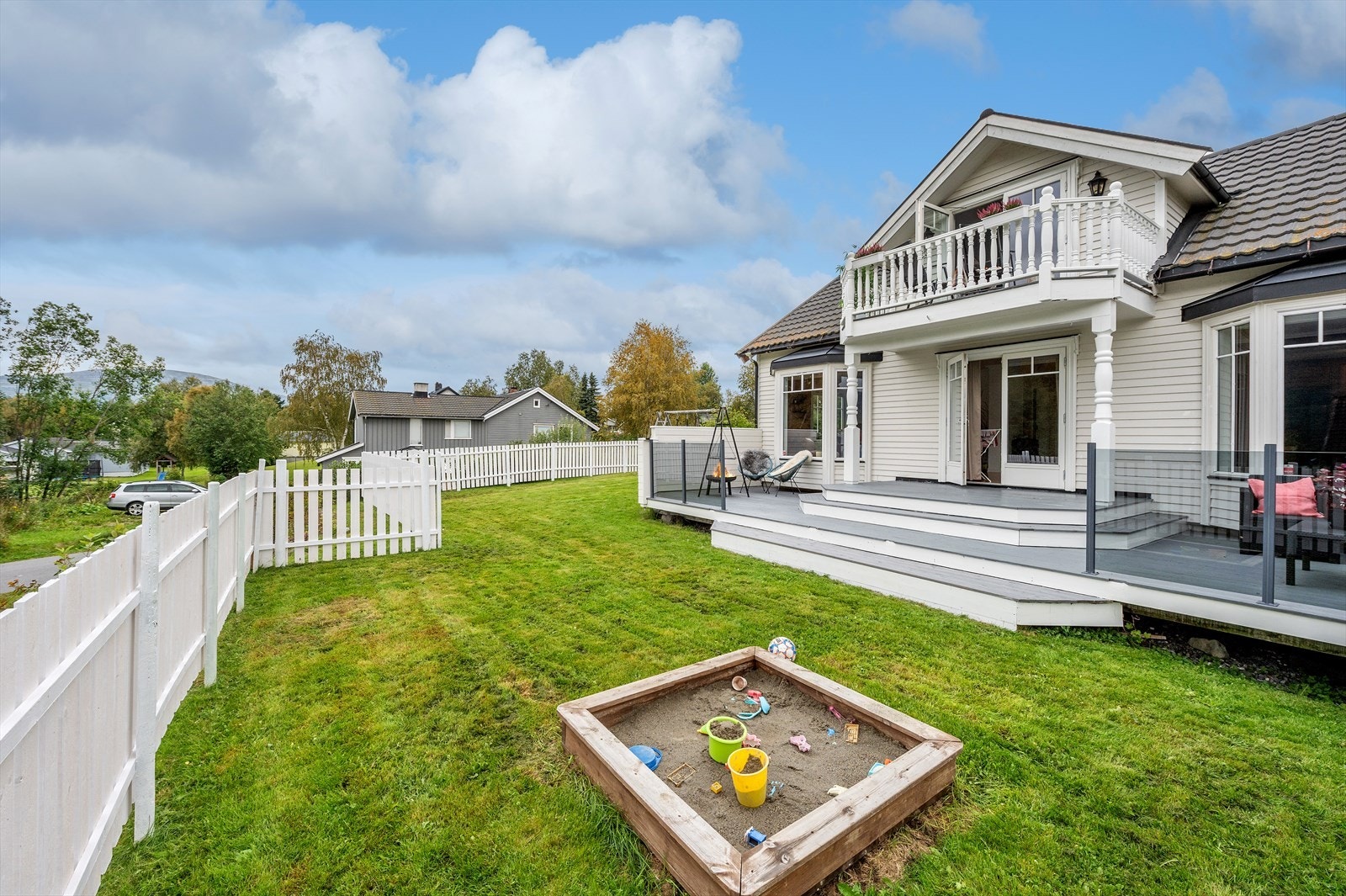 Dagens eiere har etablert gjerde rundt tomten for ekstra sikkerhet for barn. Det gjøres oppmerksom på at tomten er større enn det som faller innenfor gjerdet. Galleribilde