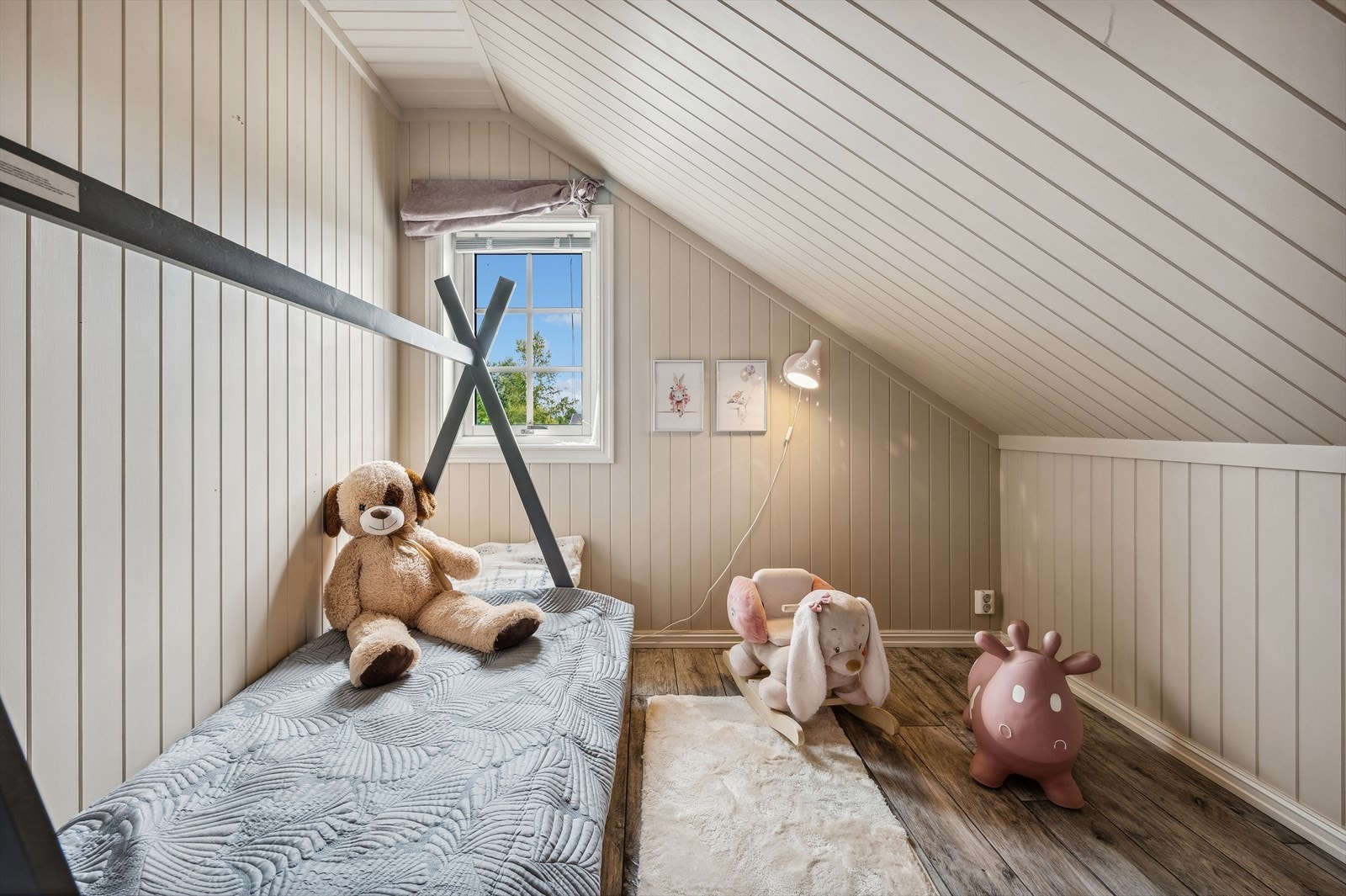 Med kryploft på begge sider av boligen, er det rikelig med oppbevaringsplass. Galleribilde