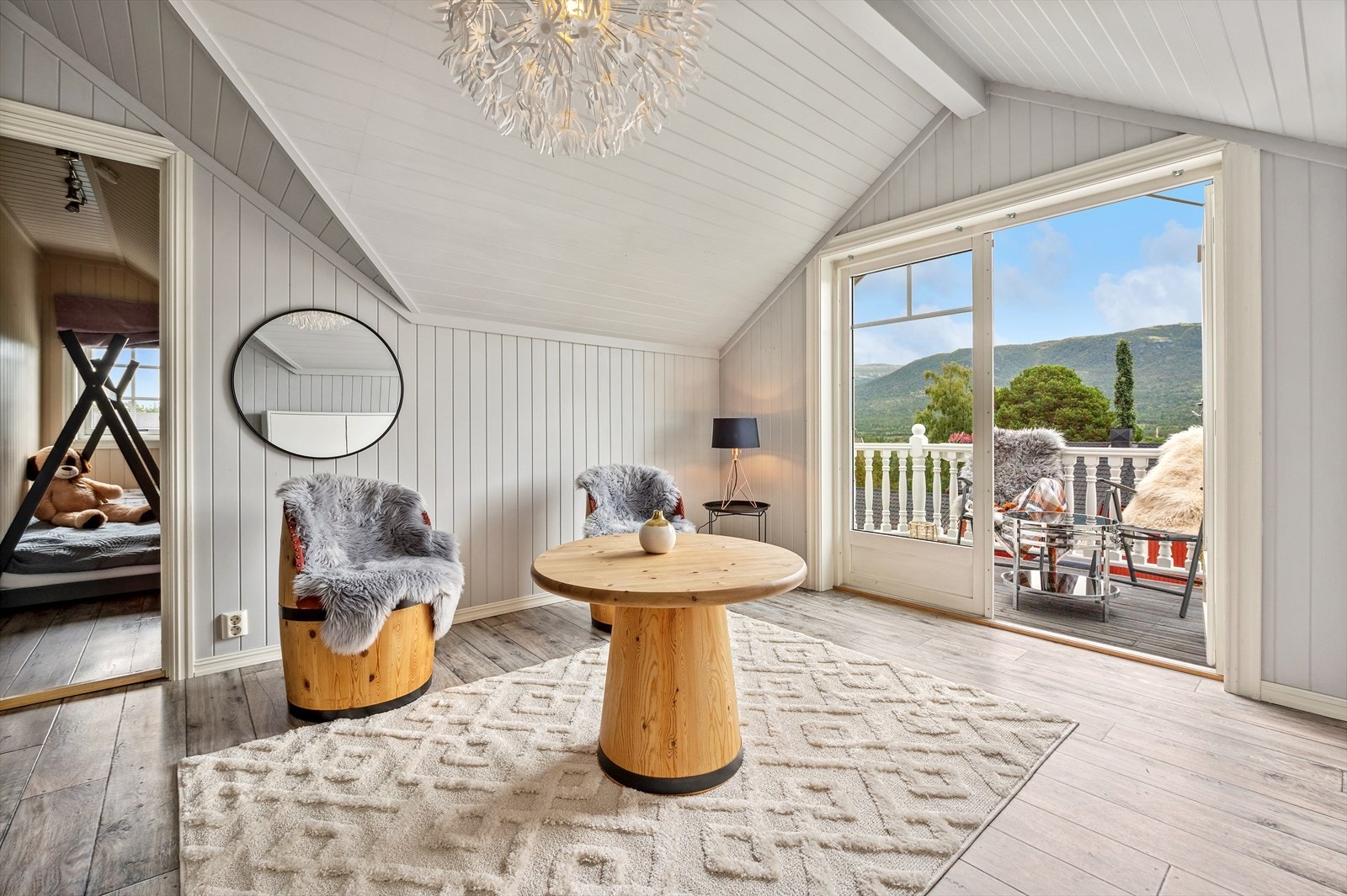 Når man kommer opp i andre etasje trer man inn i boligens loftstue. Her er det direkte utgang til solrik balkong. Galleribilde