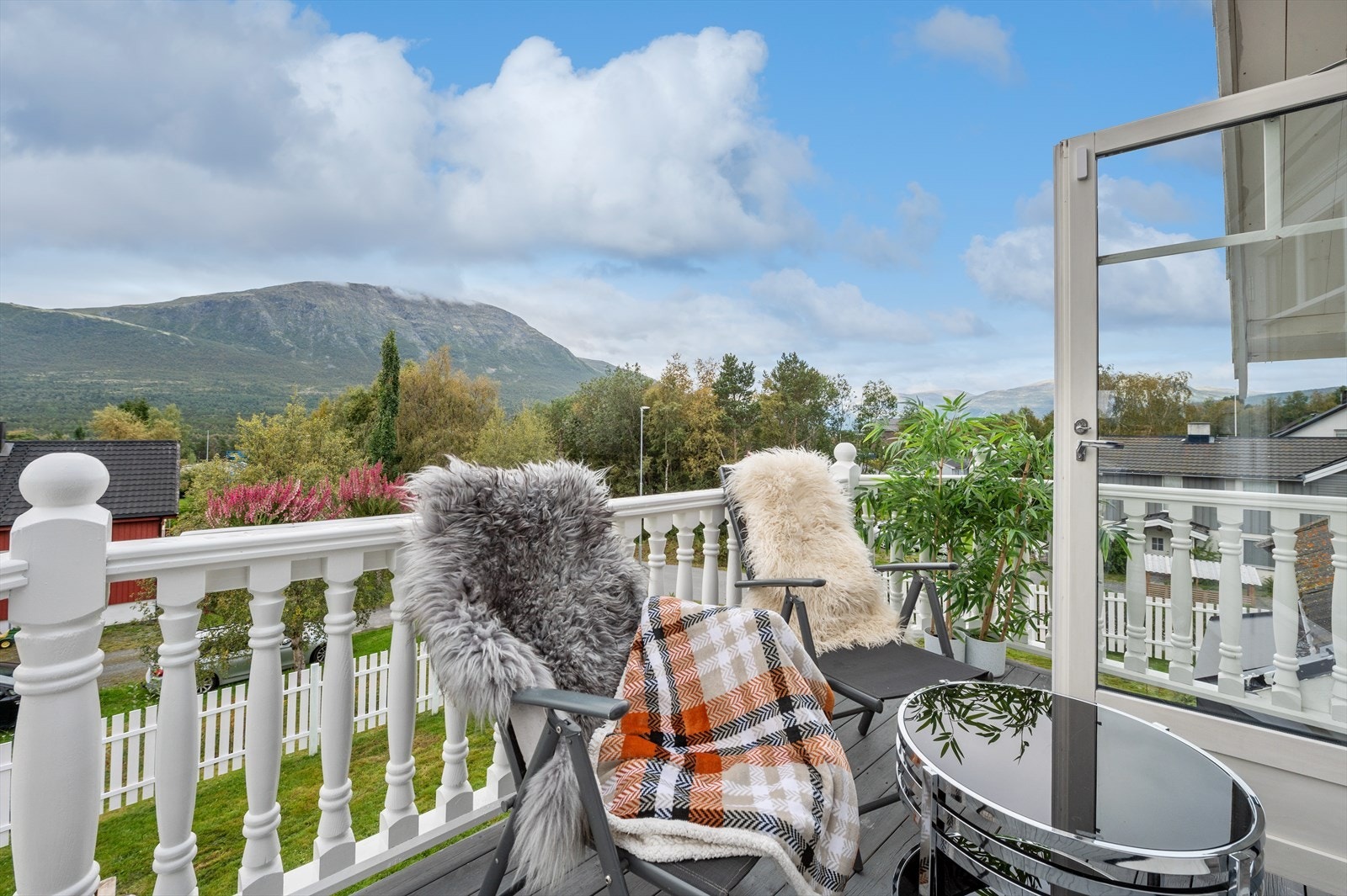 Her får du gang- og sykkelavstand til alt du trenger i hverdagen, og en spasertur på kun 10 minutter tar deg til sentrum, hvor du finner et bredt utvalg av butikker og spisesteder. Galleribilde