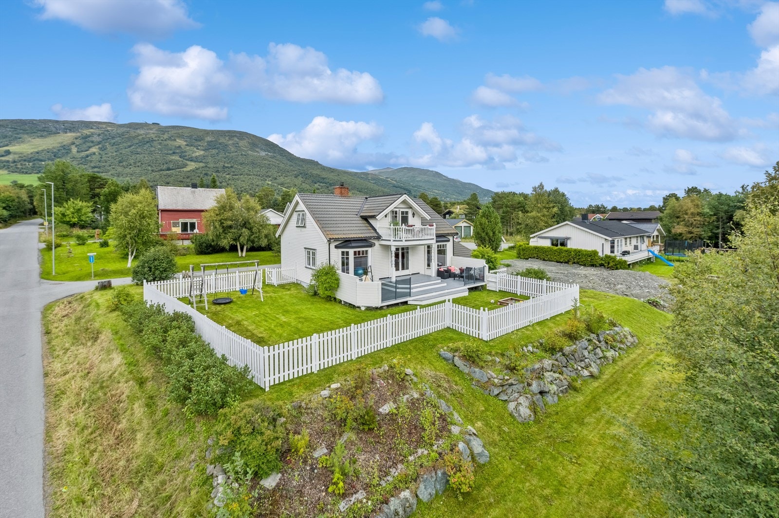 Velkommen til Ekornvegen 12 - en særdeles innbydende enebolig med fantastisk beliggenhet i Oppdal sentrum. Galleribilde