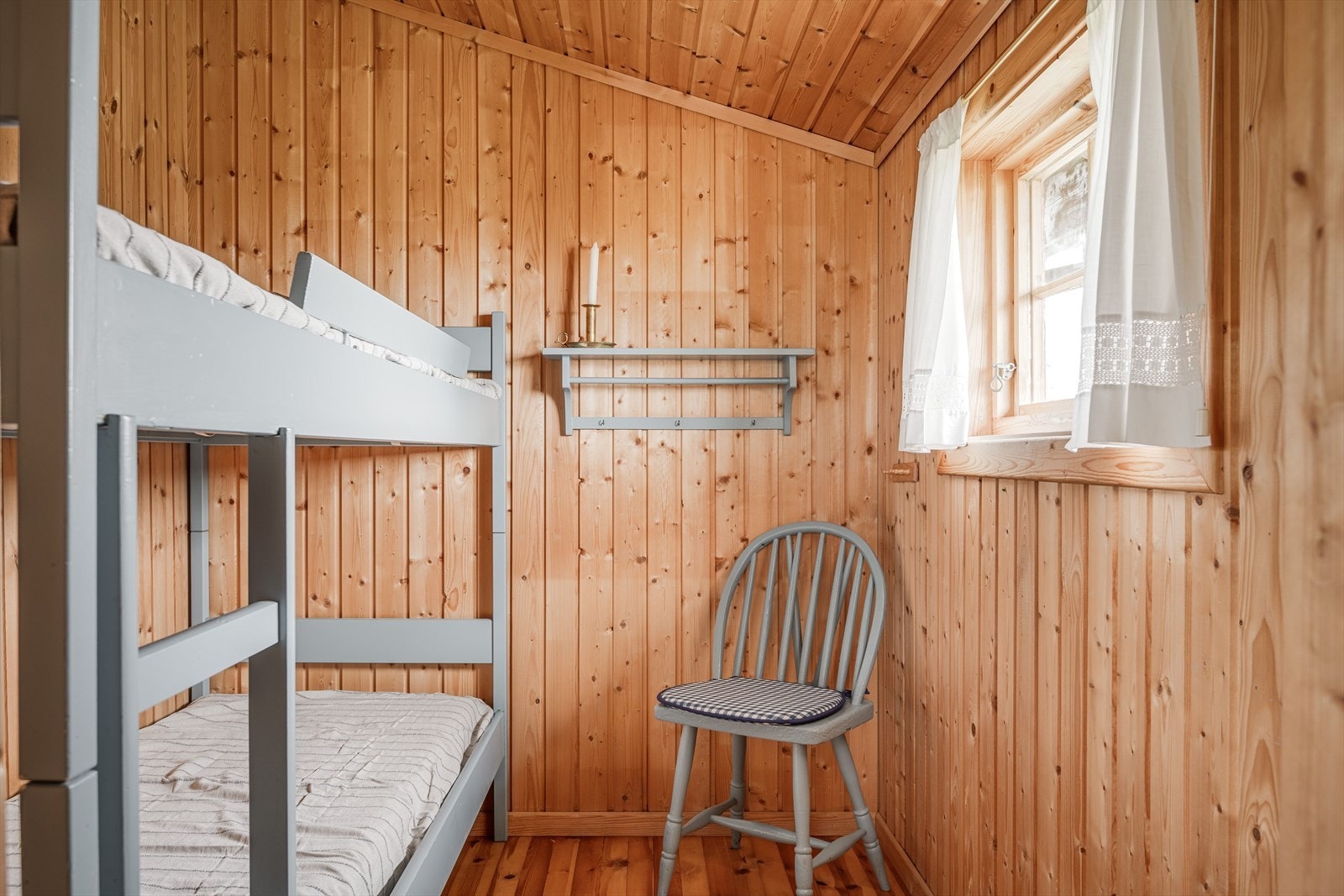 Soverom 2 er innredet med køyeseng og 2 sengeplasser. Galleribilde