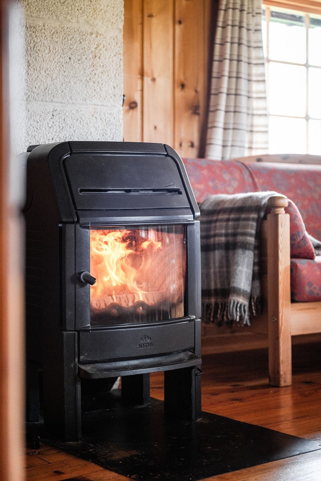 I stuen er det en koselig vedovn som både gir god varme og bidrar til ekstra hygge. Galleribilde