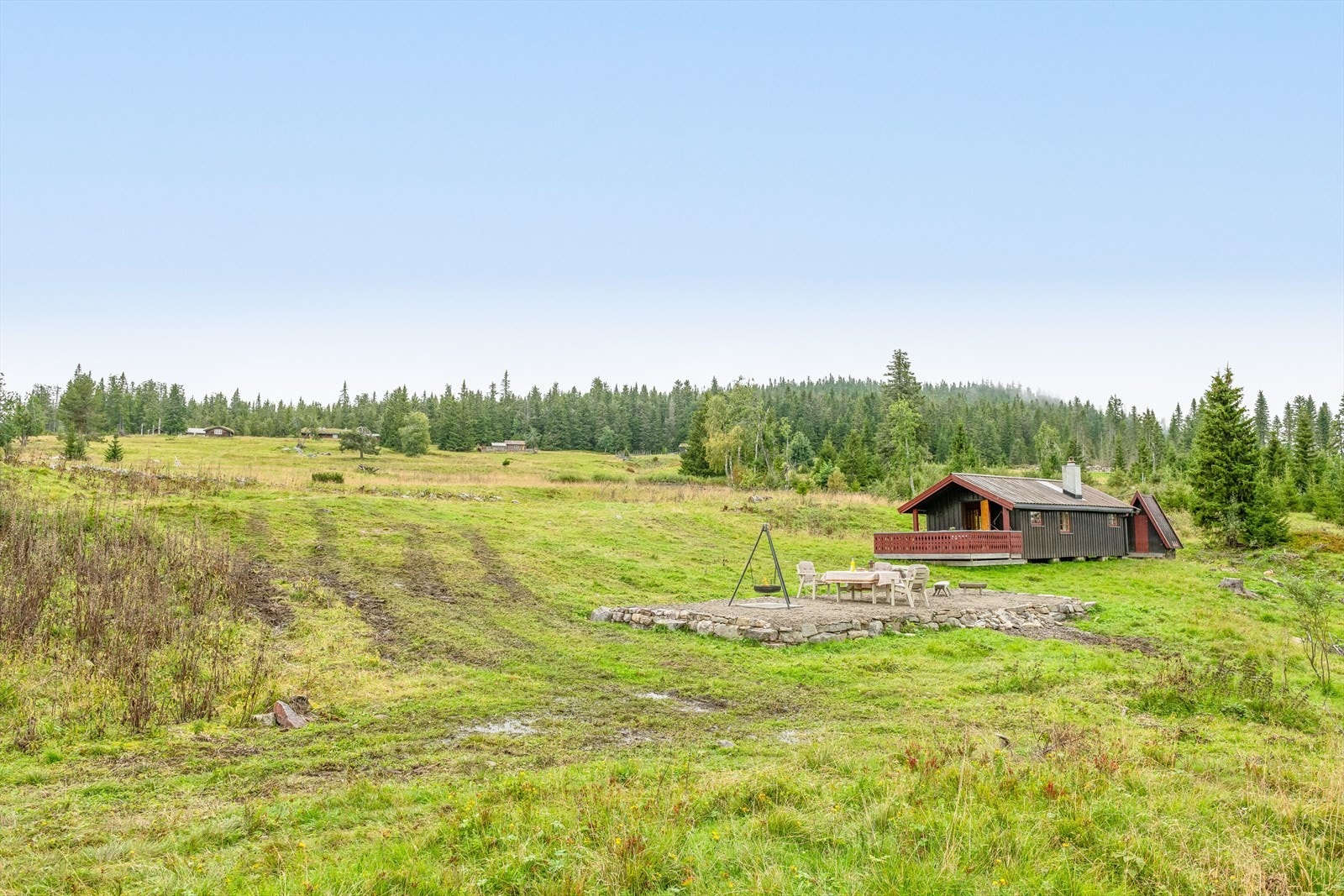 En koselig og enkel hytte med usjenert beliggenhet. Eiendommen ligger ca. 620 moh. og har en solrik beliggenhet med utearealer og terrasse orientert mot syd. Galleribilde