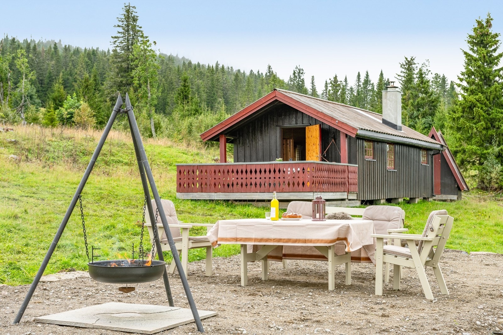 Opparbeidet uteplass med bålpanne og sittegruppe. Galleribilde