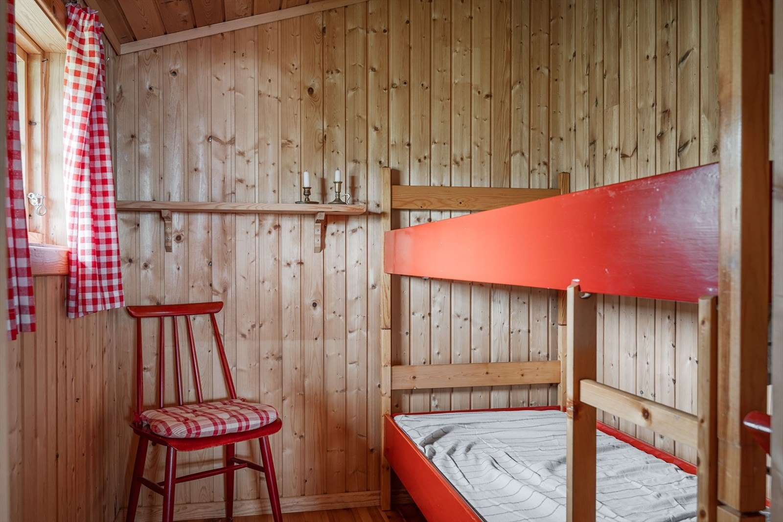 Soverom 1 er innredet med køyeseng og 2 sengeplasser. Galleribilde