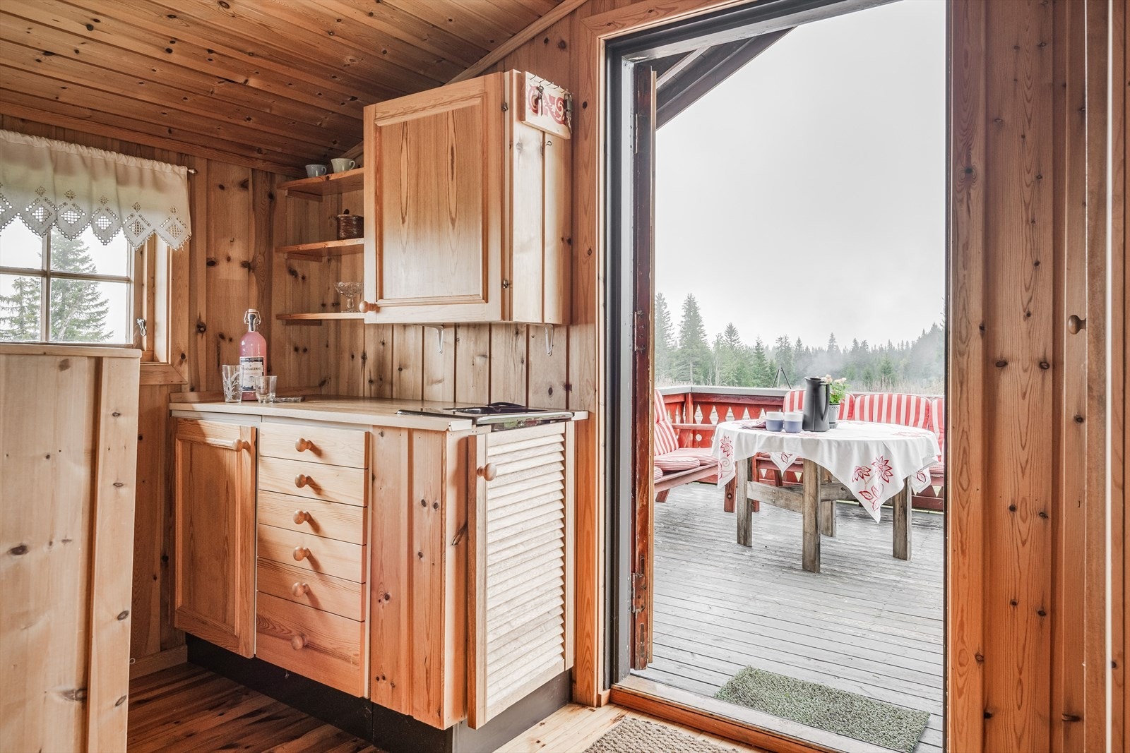 Hytta har innhold på én flate med et hyggelig oppholdsrom og to soverom innredet med køyesenger. Galleribilde