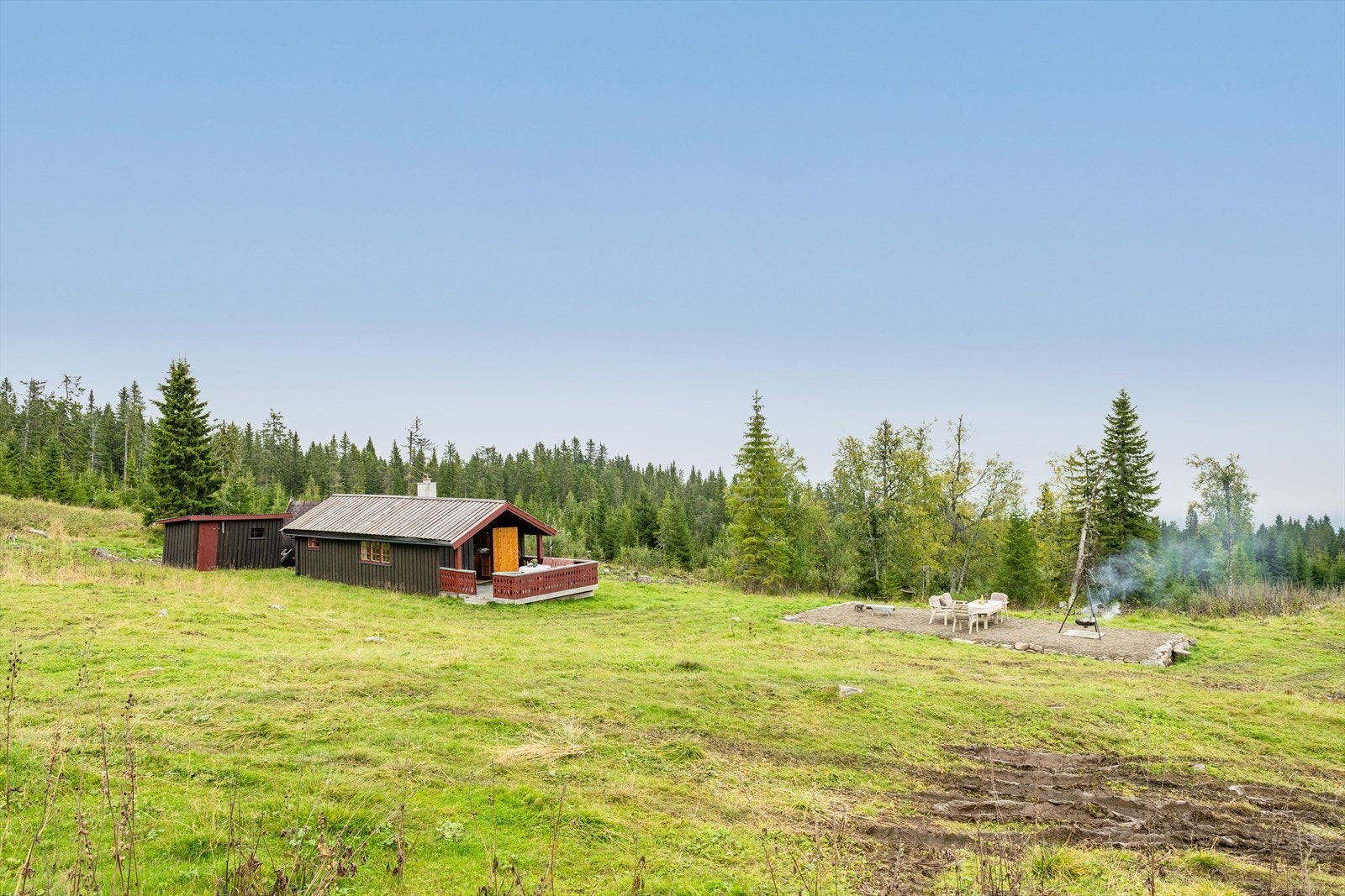 Kort vei til fine tur- og naturopplevelser både sommer og vinter. Fra eiendommen er det ca. 15 km til Rena sentrum med butikker, restauranter, togstasjon m.m. Galleribilde