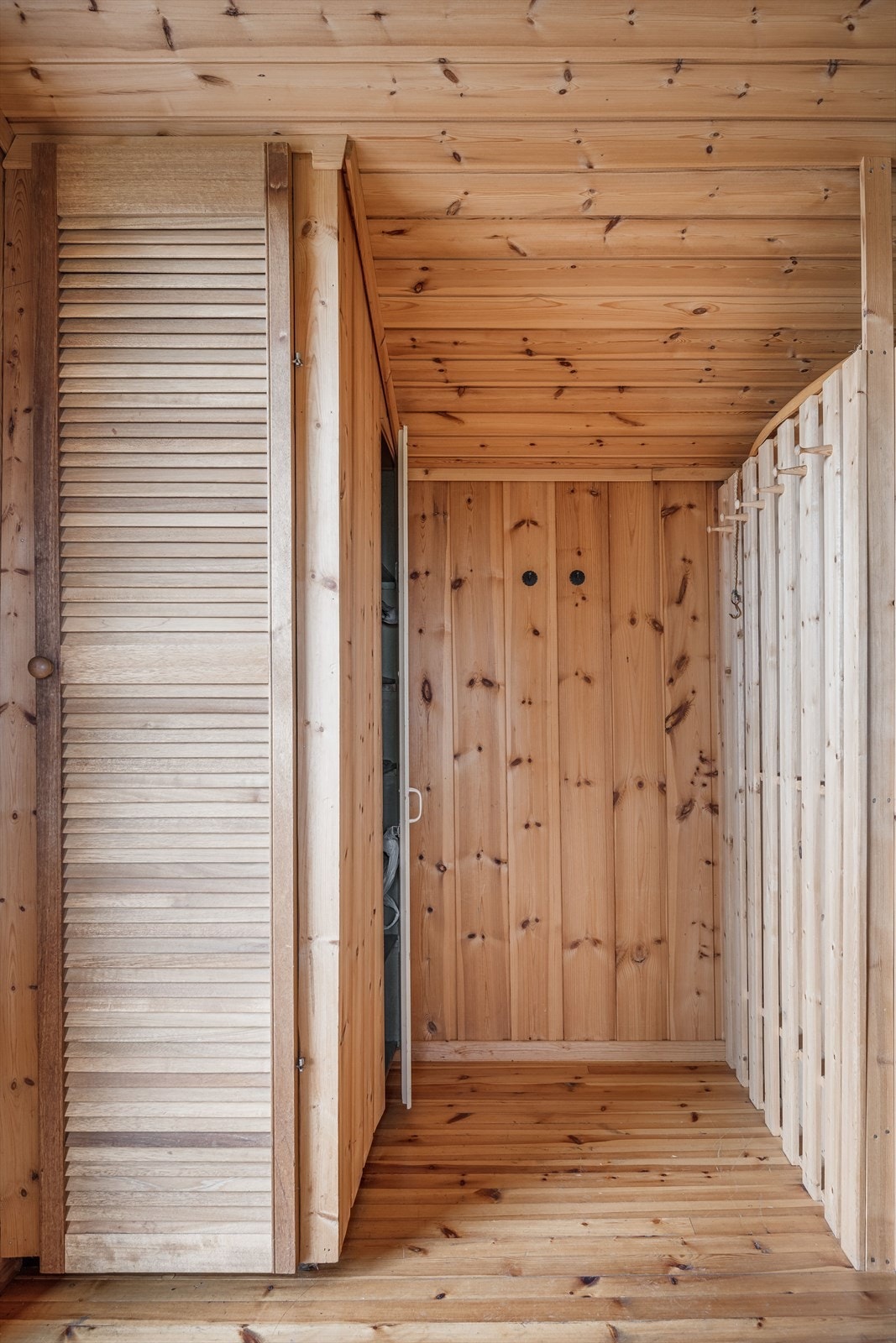 I tilknytning til gangen er det garderobeskap med oppbevaringsplass. Galleribilde