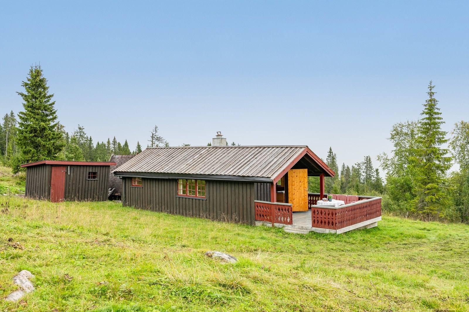 Eiendommen er også bebygd med en frittliggende utebod på 5m² som består av vedskjul, samt en utedo på ca. 3m² (ikke målverdig areal). Galleribilde