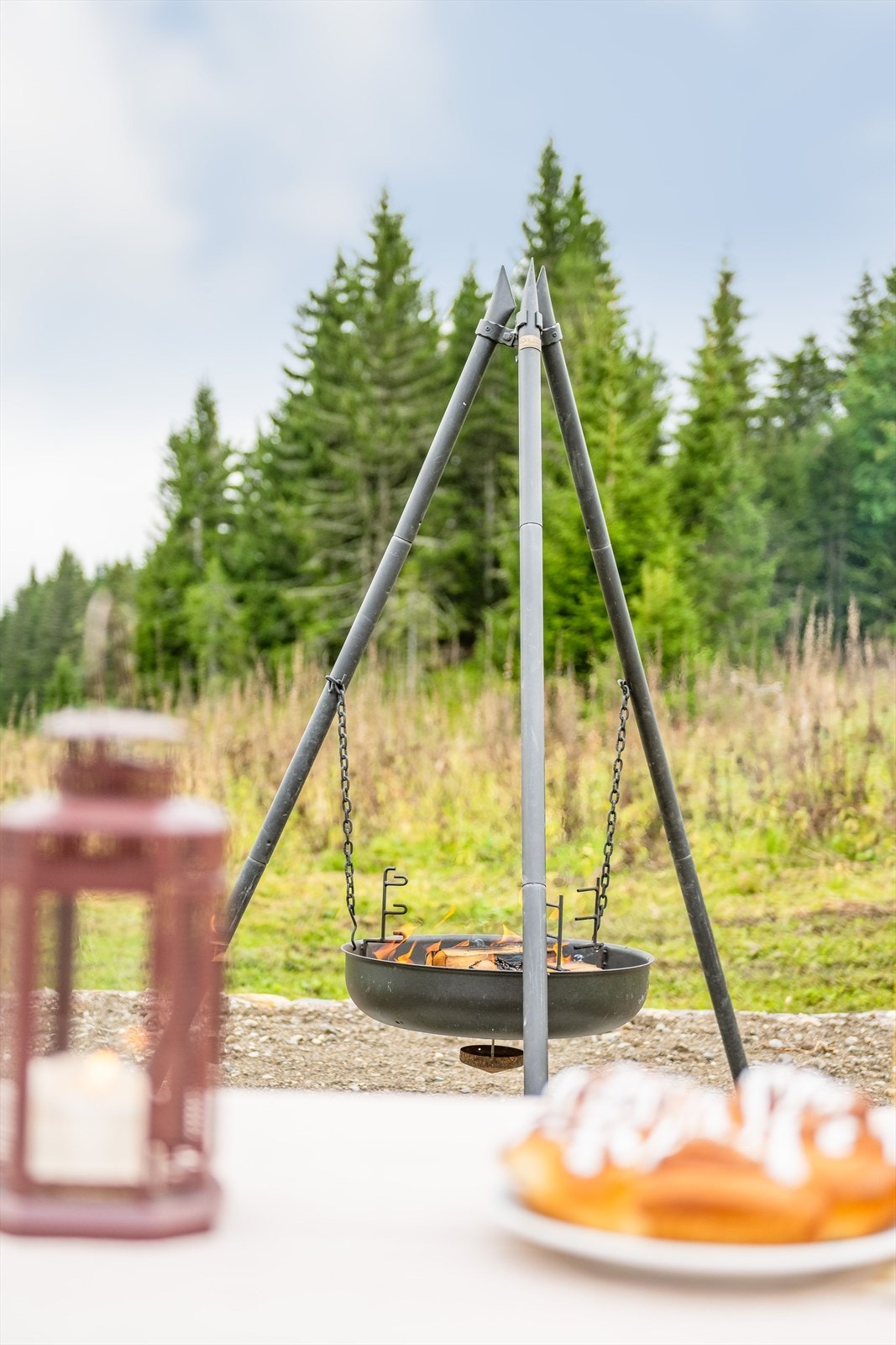 Hytta ligger i et usjenert og rolig område med noe fritidsboliger i landlig skogsområde på Klettsætra. Galleribilde