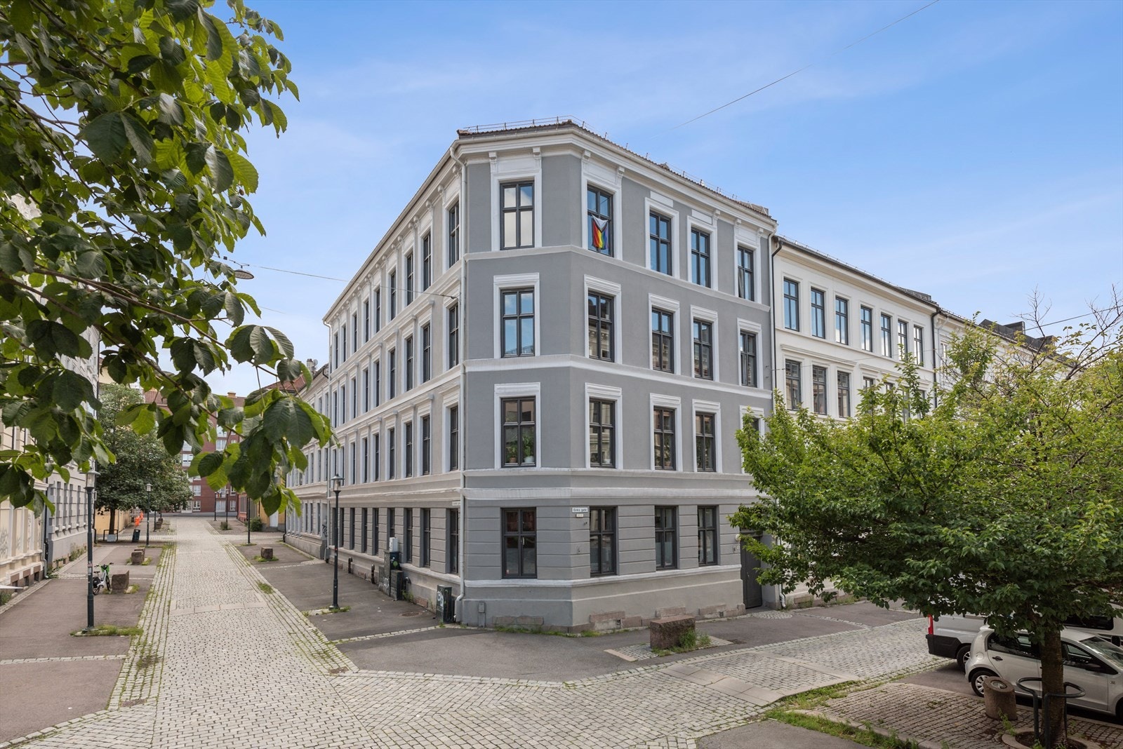 Meget sentral beliggenhet med nærhet til "alt" byen og naturen har å by på; tur- og rekreasjonsområder, restauranter/utesteder, butikker, offentlig transport m.m. Galleribilde