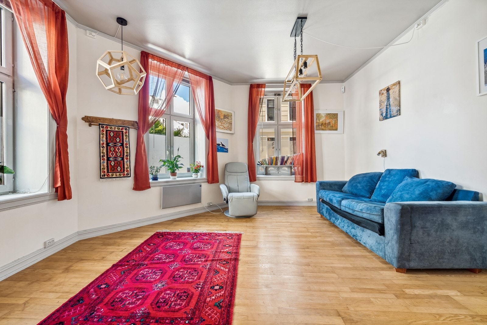De tre store vindusflatene slipper inn rikelig med naturlig lys Galleribilde