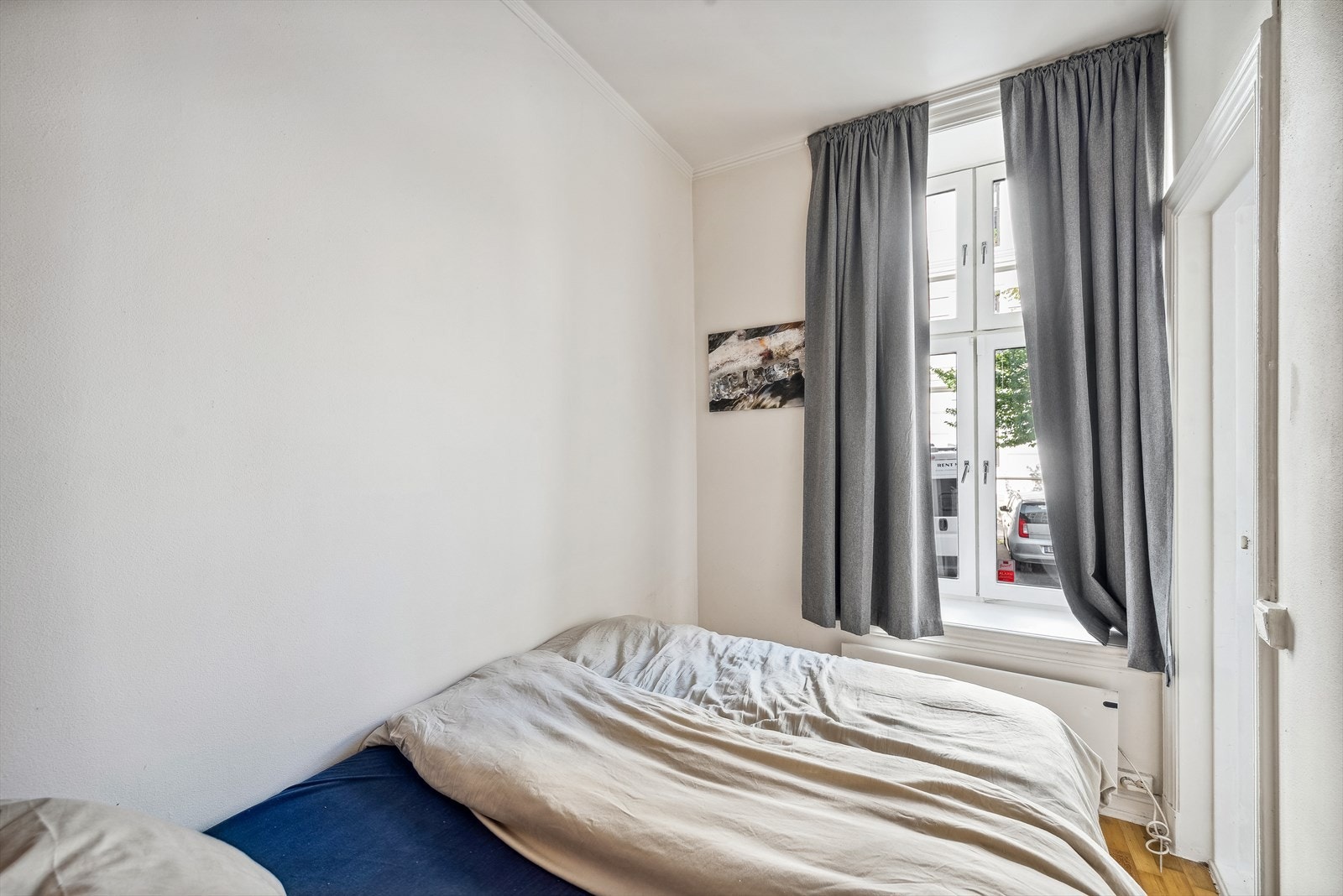 Det store vinduet slipper inn rikelig med lys Galleribilde