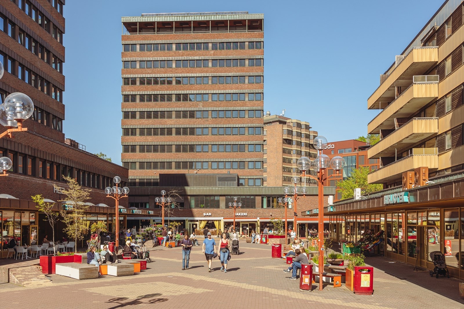 Tøyen torg er et knutepunkt for offentlig transport med både buss og t-bane. Torget byr også på spennende spisesteder Galleribilde
