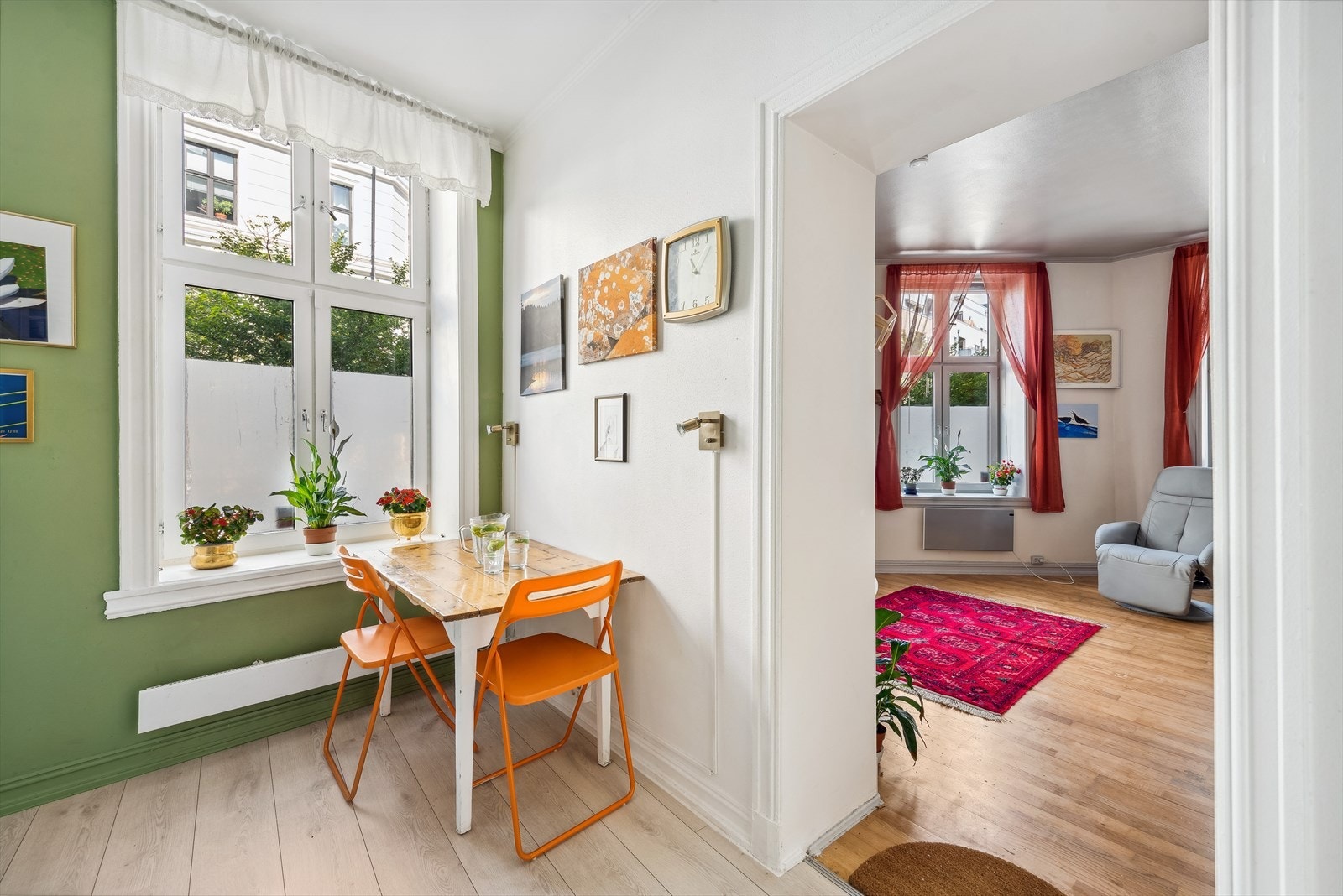 Det er plass til et trivelig spiseområdet ved vinduet Galleribilde