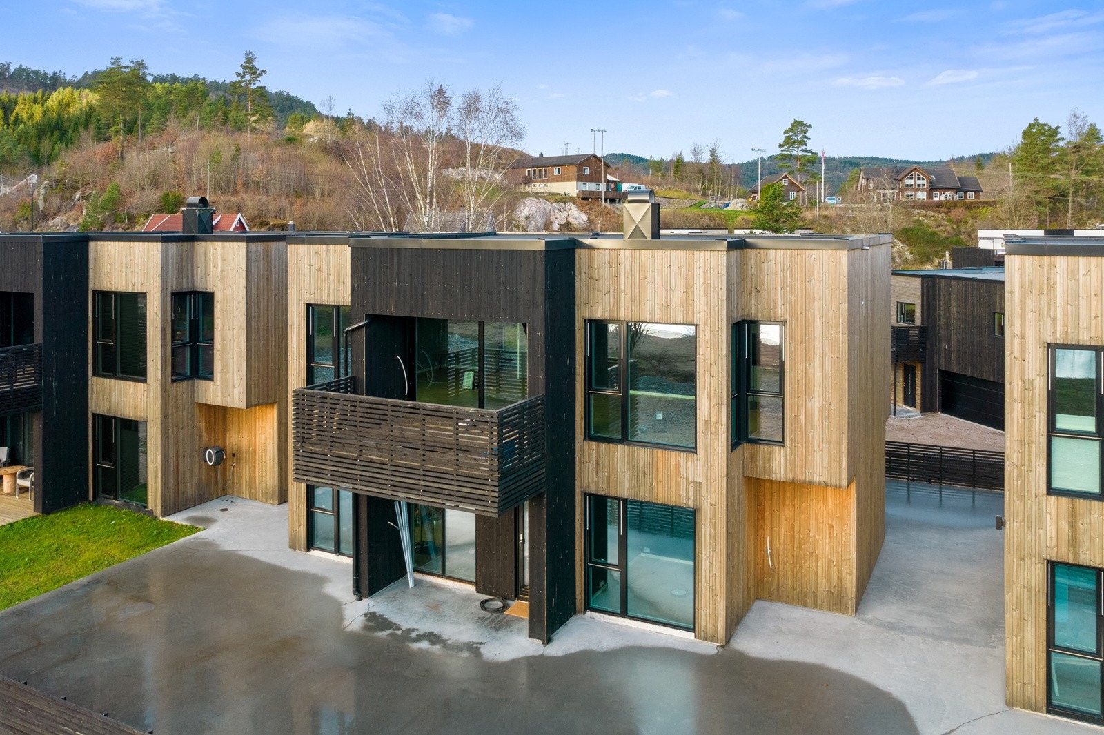Bakenforliggende boliger oppført i moderne arkitektur. Galleribilde