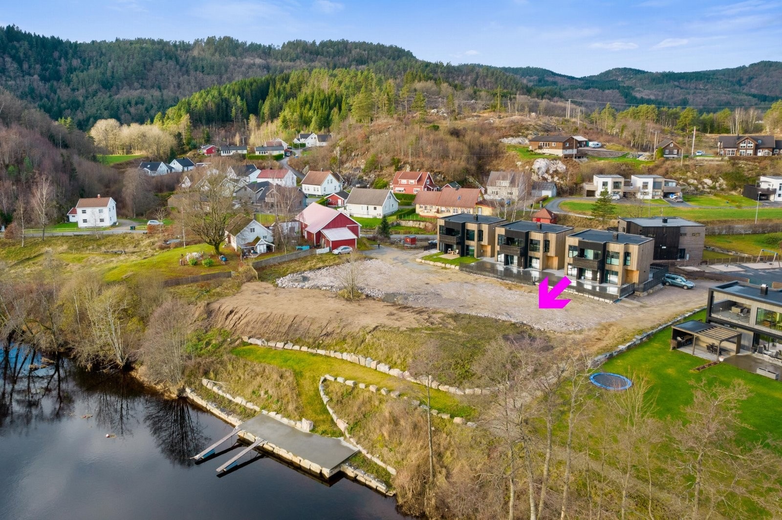 Daleveien 795 ligger idyllisk rett ved Mandalselva! Galleribilde
