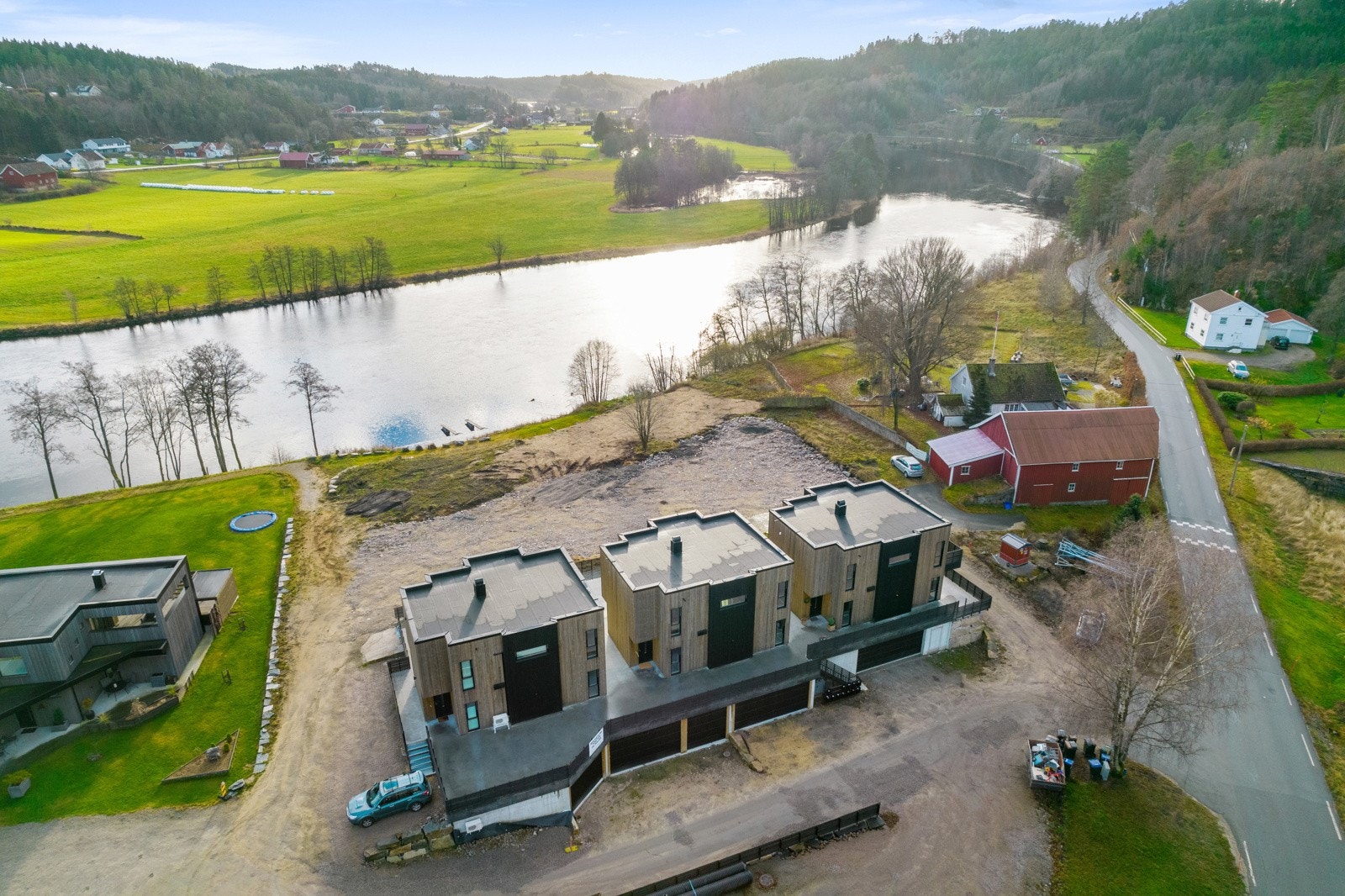 Boligen som kan bygges er tegnet inn i en etasje iht. avtale med boligene bak. Dette er for å sikre alle en flott utsikt mot elva. Galleribilde