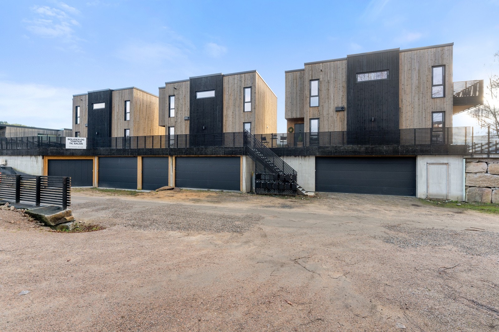 Bakenforliggende boliger oppført i moderne arkitektur. Galleribilde