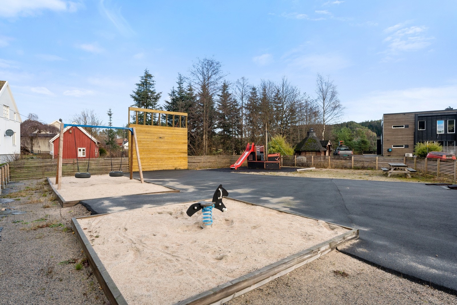 Opparbeidet lekeplass rett ved boligen ved utbygging av "Gartnerihagen" Galleribilde