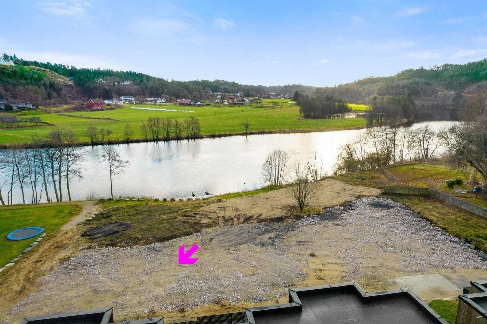 Nydelig utsikt og solforhold fra tomten. Galleribilde