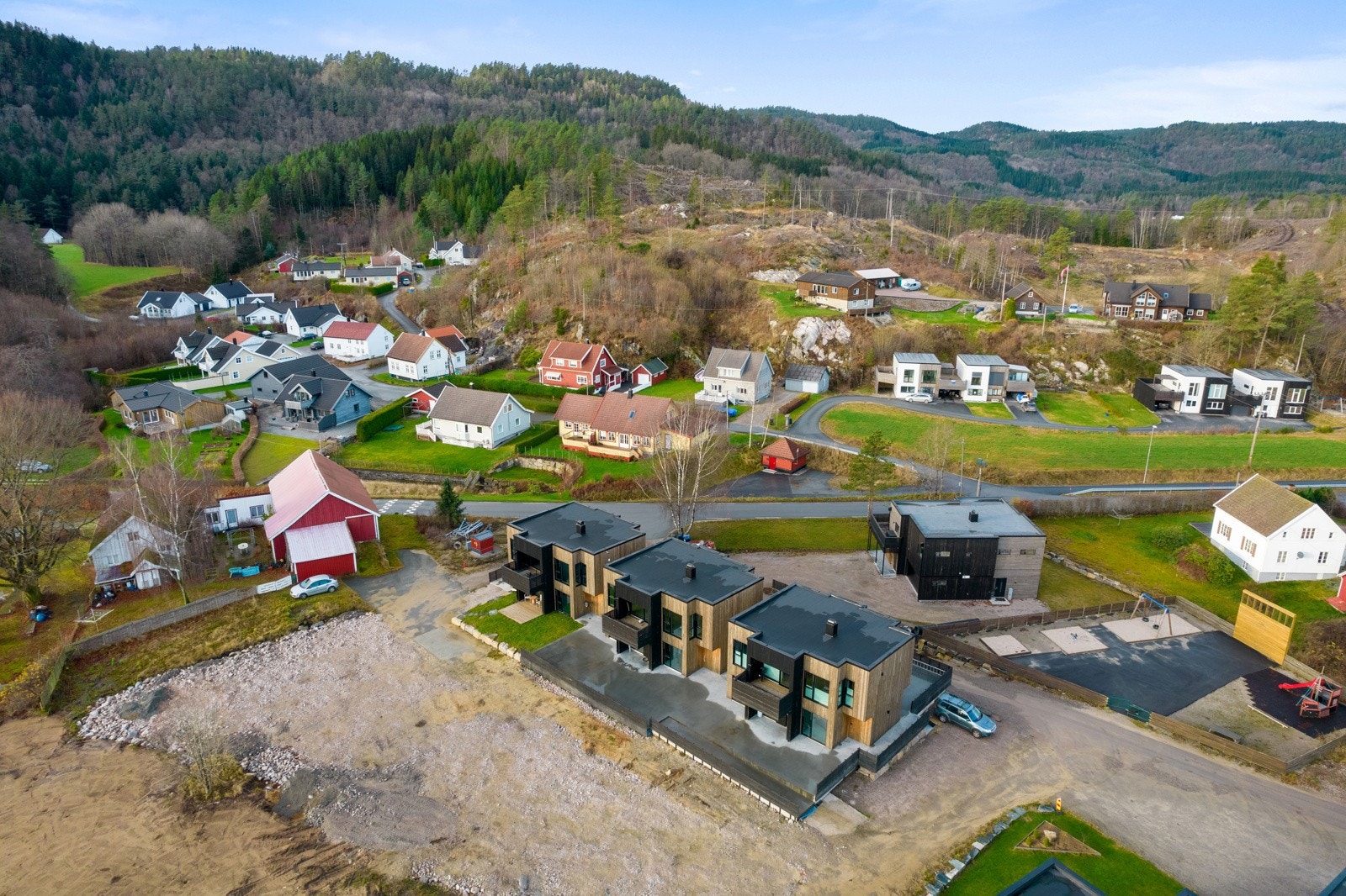 Området er bebygd med mange nye boliger oppført i moderne arkitektur. Galleribilde