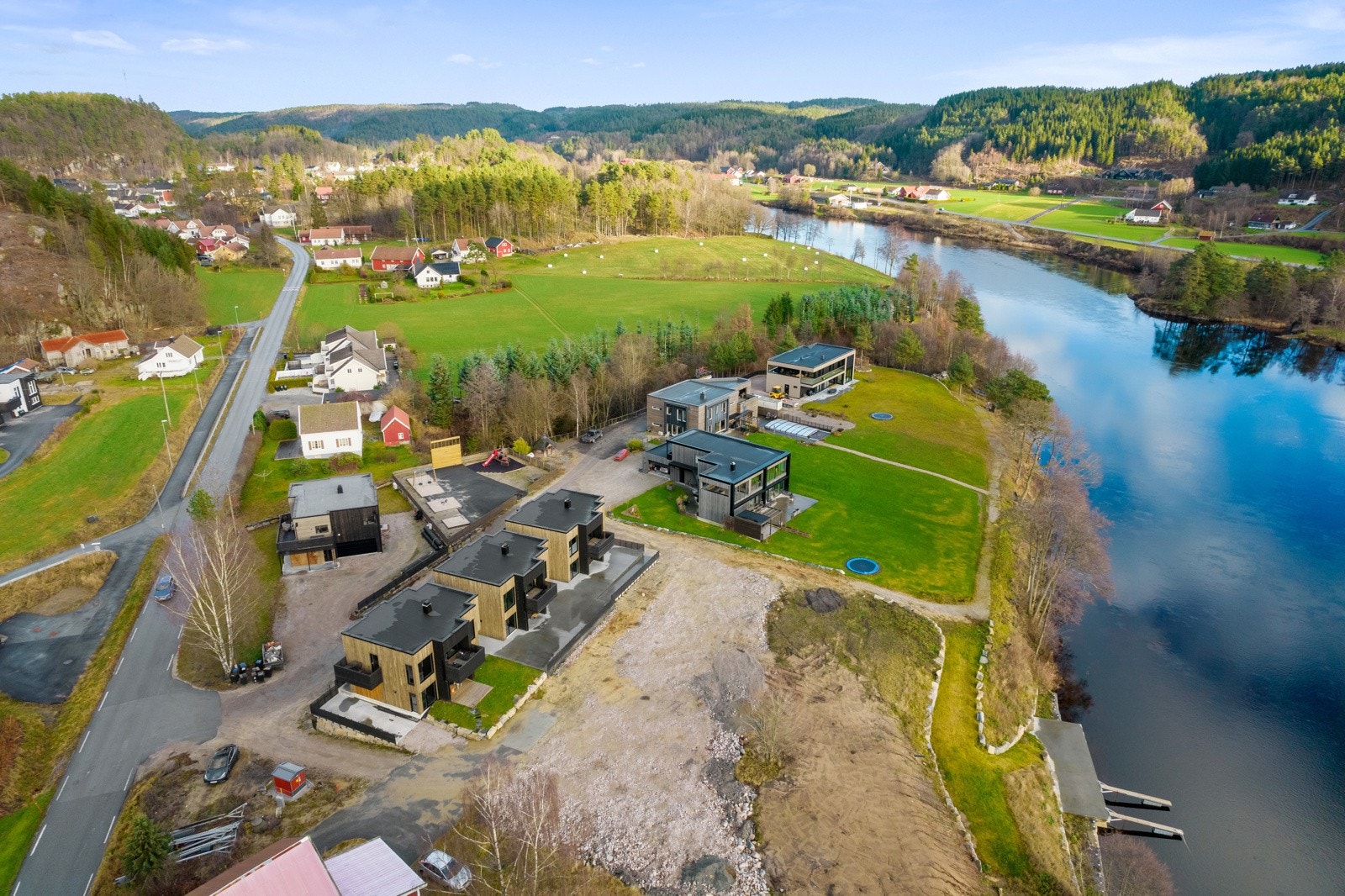Tomten er opparbeidet med teknisk anlegg frem til tomtegrensen. Galleribilde