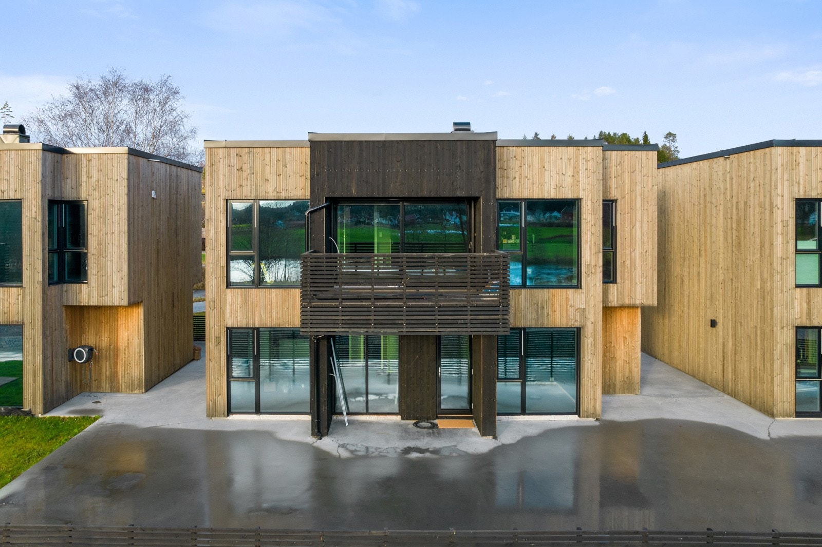 Bakenforliggende boliger oppført i moderne arkitektur. Galleribilde
