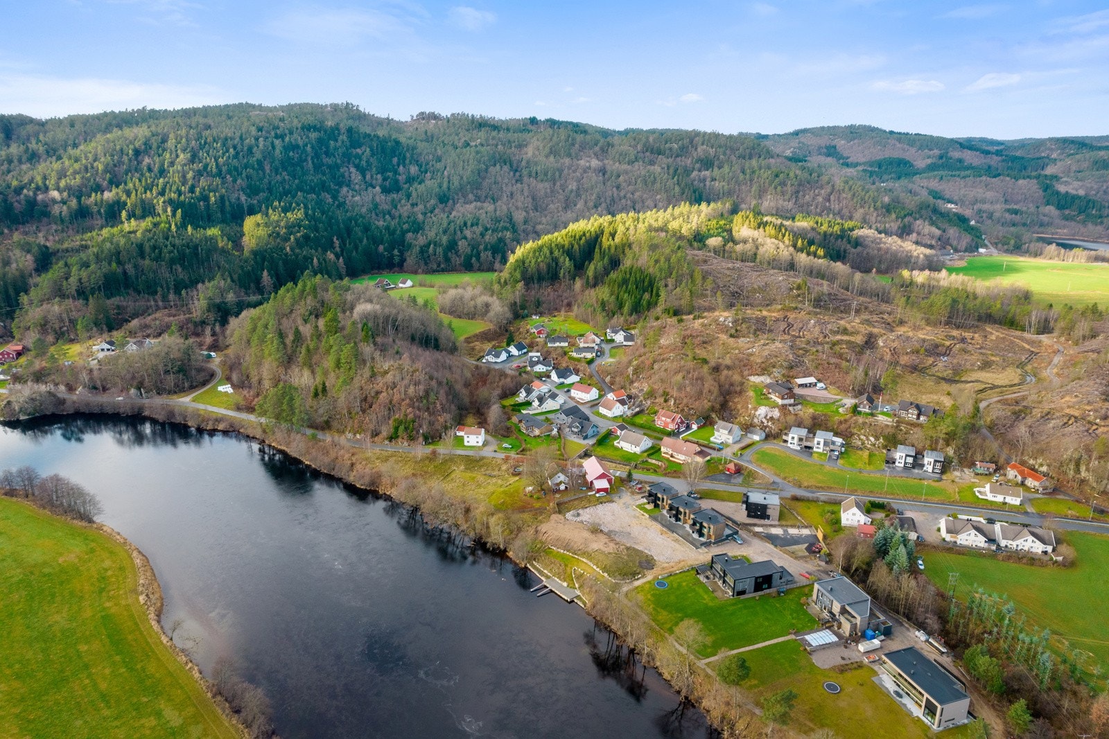 Mandalselva rett nedenfor boligentomten! Her er det flotte muligheter for bading, kajakk og kanopadling eller en liten båtur til Mandal! Galleribilde