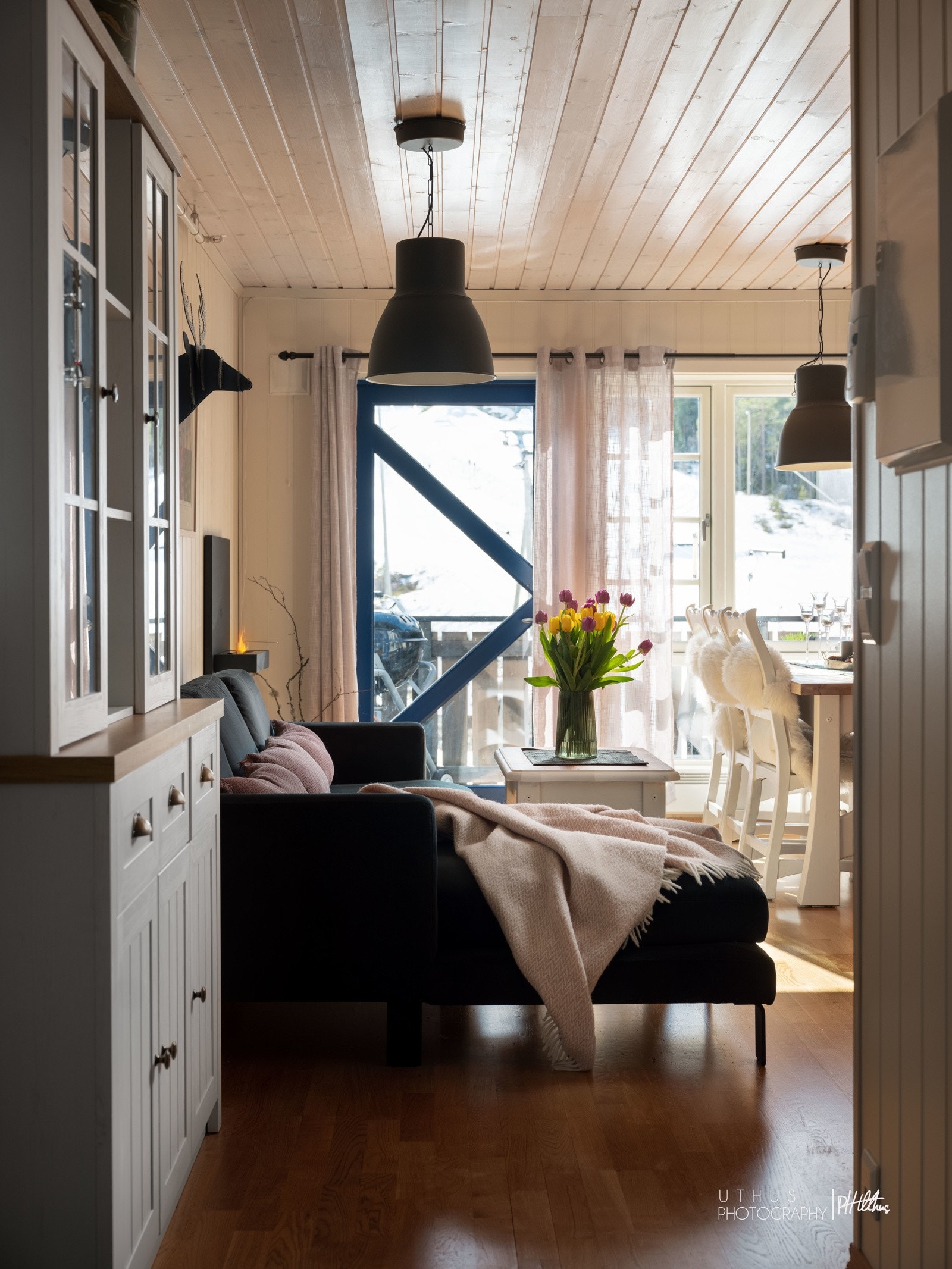 Velkommen inn - Entréen har flislagt gulv med varmekabler - Gode muligheter for oppheng av yttertøy og sko Galleribilde