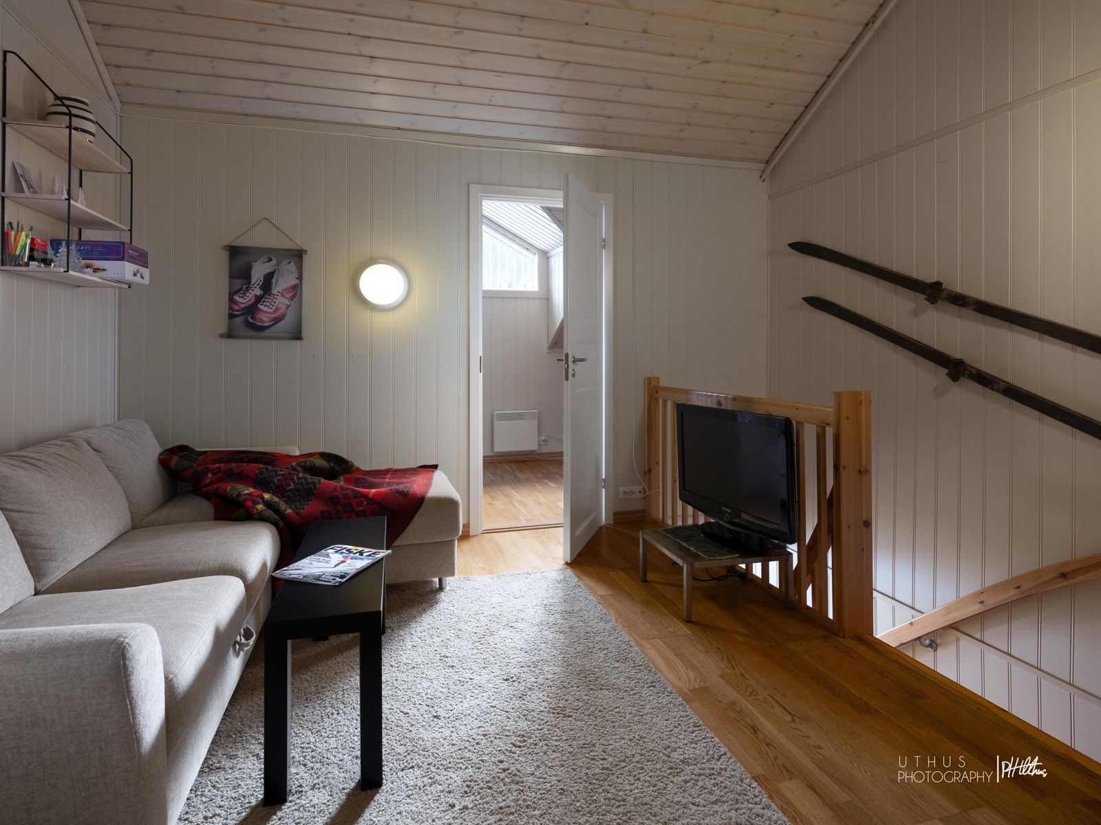 Oppe i 2.etg er det en romslig loftstue med TV Galleribilde