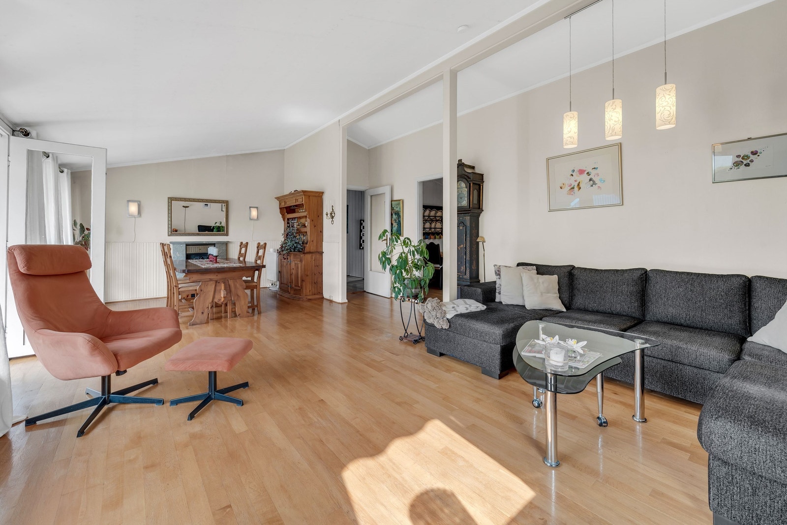 Boligen har en stor, lys stue med takhøyde opp til 3,12 meter. Galleribilde