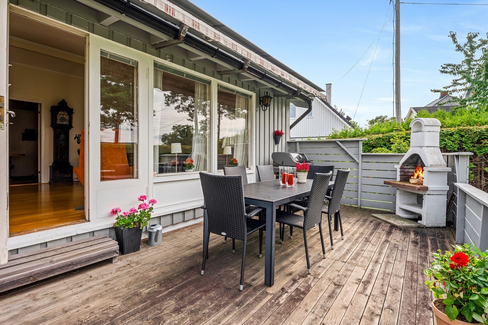 Hoveddelen har en vestvendt terrasse på ca. 20 kvm med utepeis og markise. Galleribilde