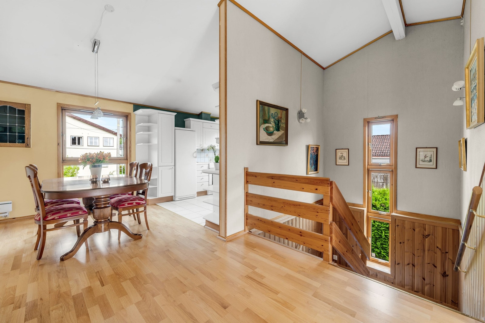 God takhøyde og store vinduer gir mye naturlig lys og en god romfølelse. Galleribilde