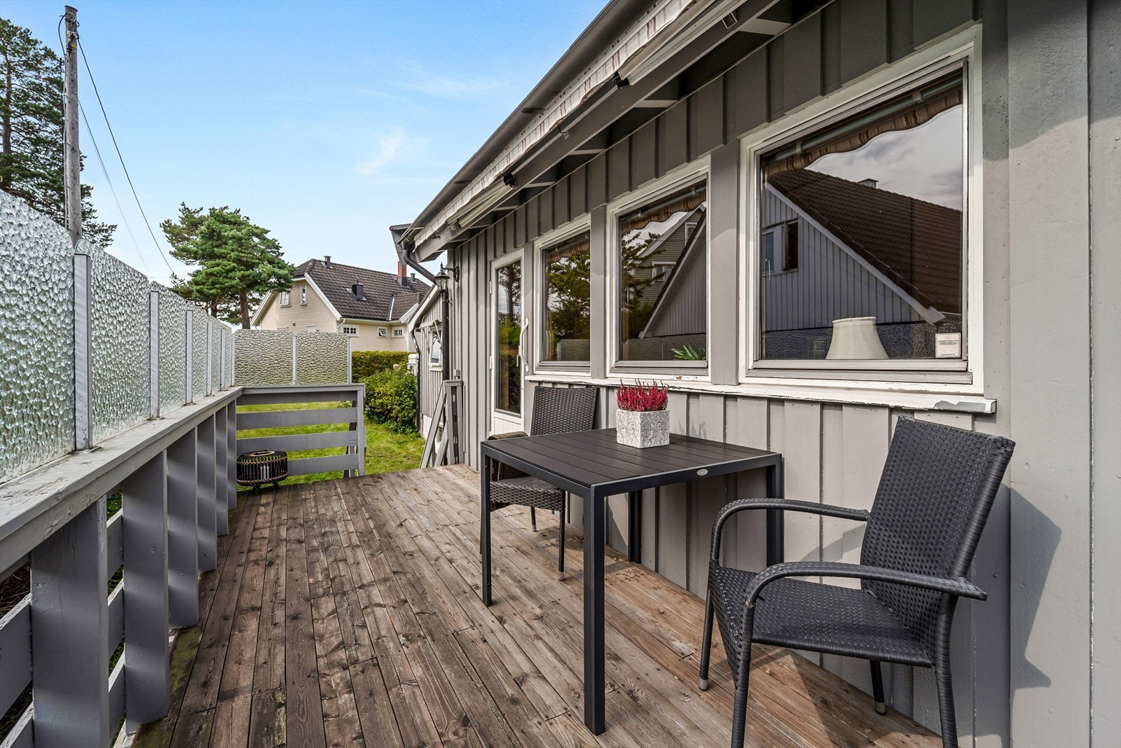 Adkomst fra stuen til en sydvendt veranda på ca. 11 kvm med markise og trapp ned til hagen. Galleribilde