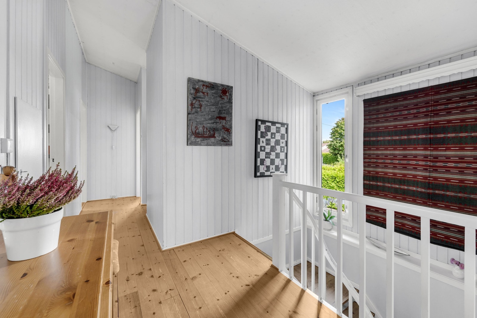 Videre adkomst til etasjens 1. etasje som inneholder bad, wc, gang, stue, kjøkken og 3 soverom. Galleribilde