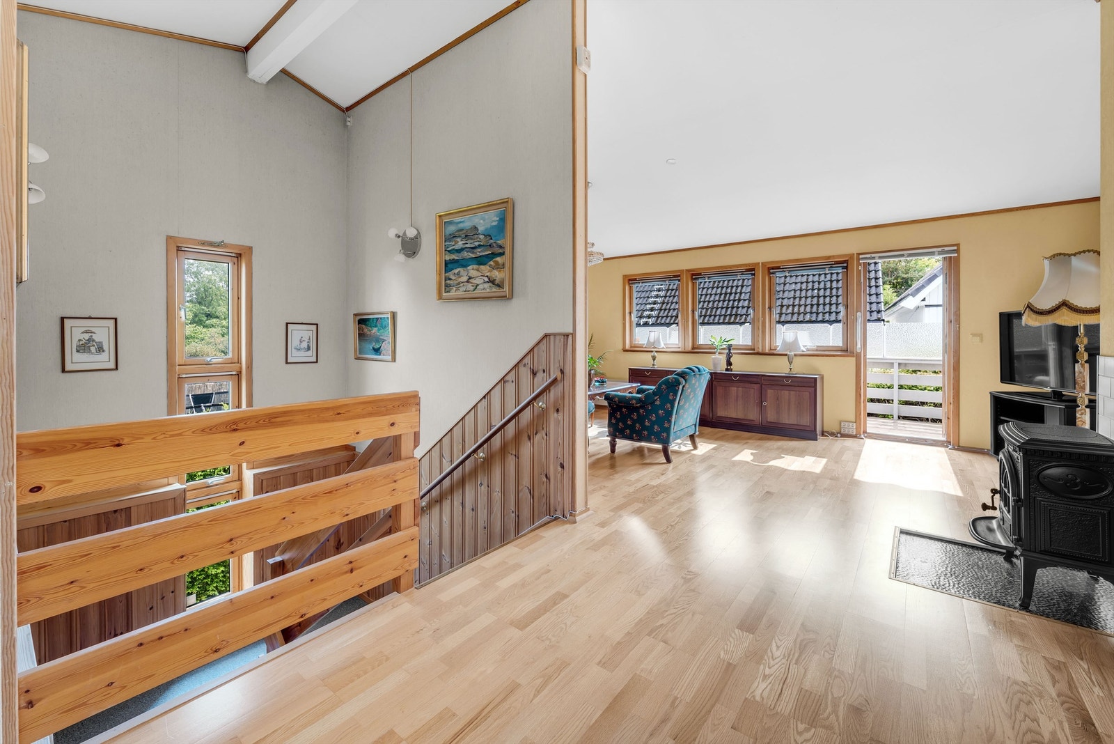 Stuen har gjennomgående lys fra spisestuen ved kjøkkenet og utgang til veranda. Galleribilde