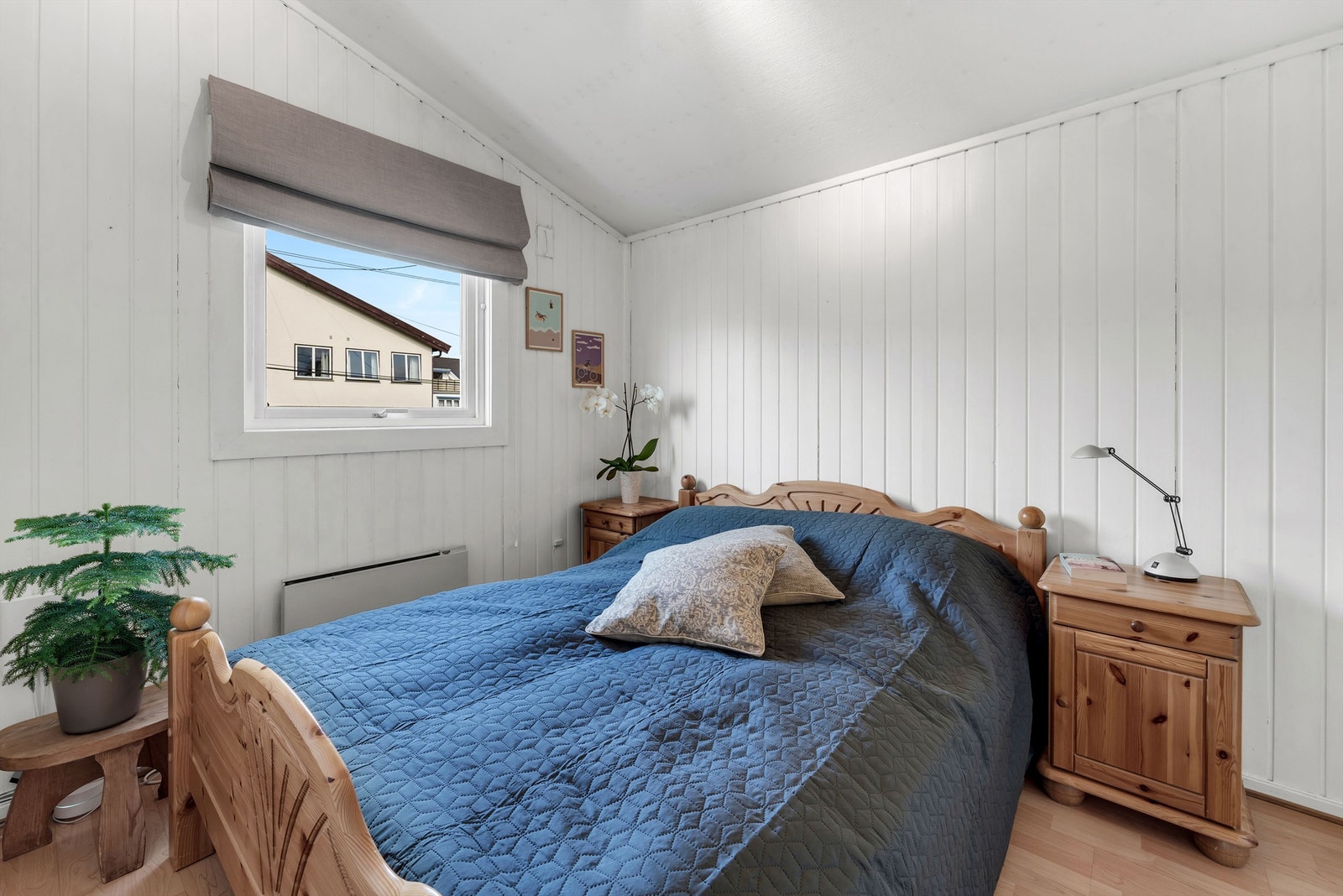 Boligen har tre soverom i boligens første etasje. Galleribilde