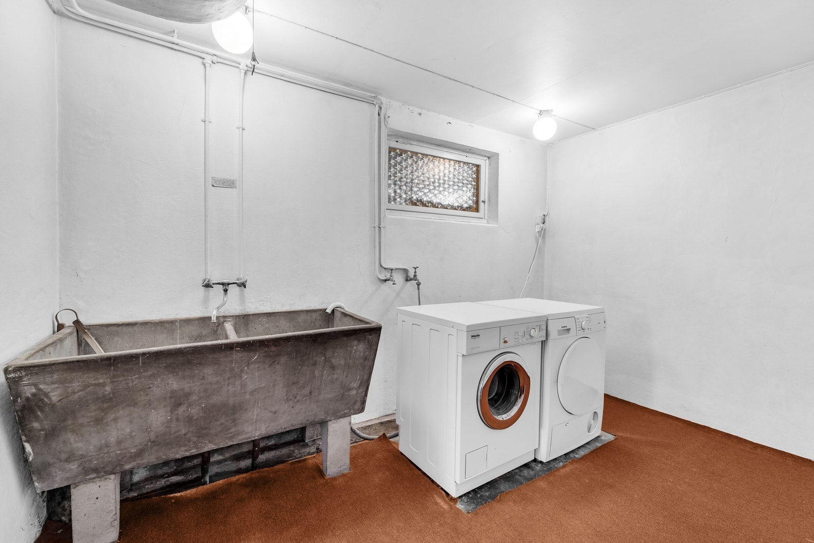 Vaskerommet ligger i underetasjen i hoveddelen og er utstyrt med dobbel, støpt kum, plassbygget garderobeskap og opplegg for vaskemaskin. Galleribilde