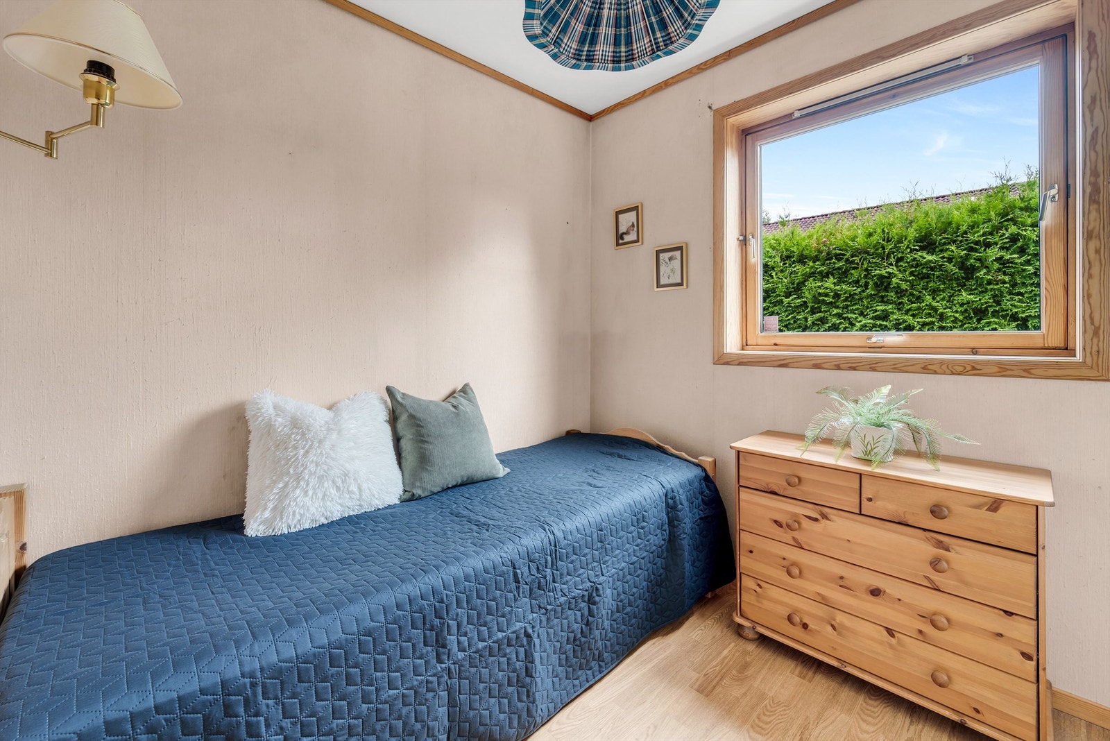 Leiligheten har to soverom med laminatgulv og garderobeskap med profilerte fronter. Galleribilde