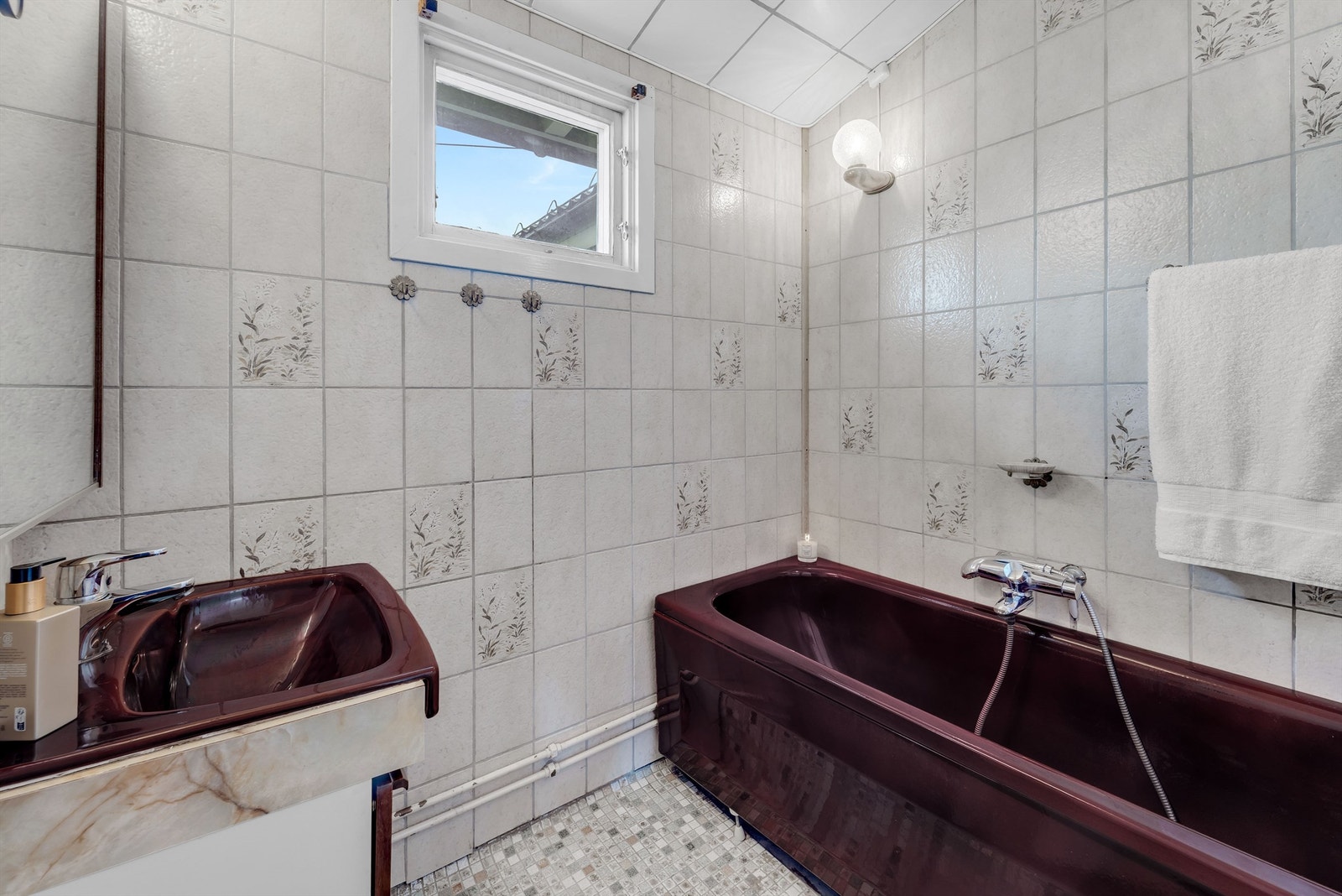 Hoveddelen har bad, dusjrom, to wc-rom og et vaskerom. Baderommet inneholder badekar og servant med tilhørende innredning. Galleribilde