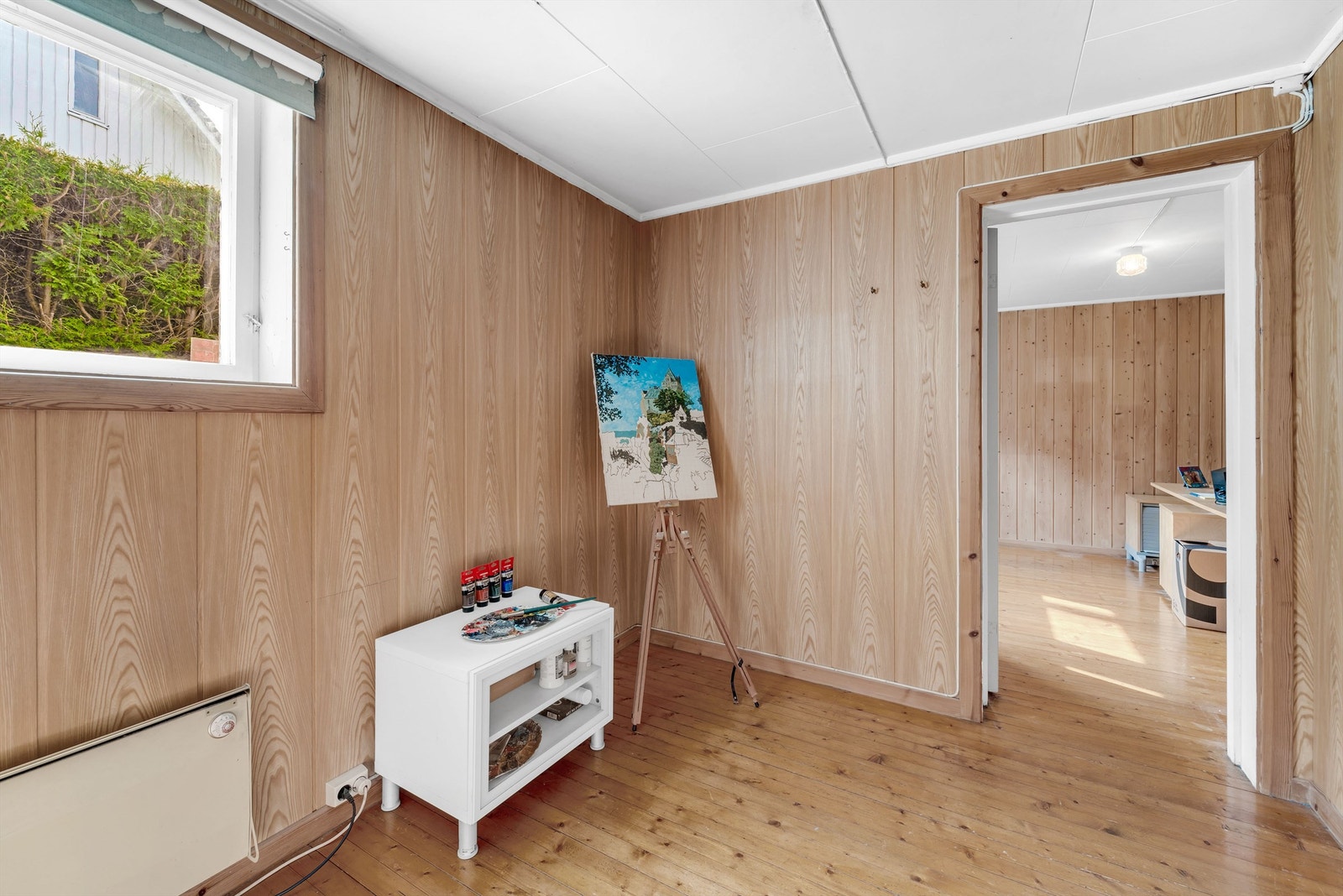 I innredet rom i underetasjen er det en enkel, eldre kjøkkeninnredning med glatte fronter og benkebeslag i rustfritt stål med kum. Videre adkomst til rom benyttet som kontor. (Rommene er ikke godkjent for varig opphold, se punkt under ferdigattest) Galleribilde