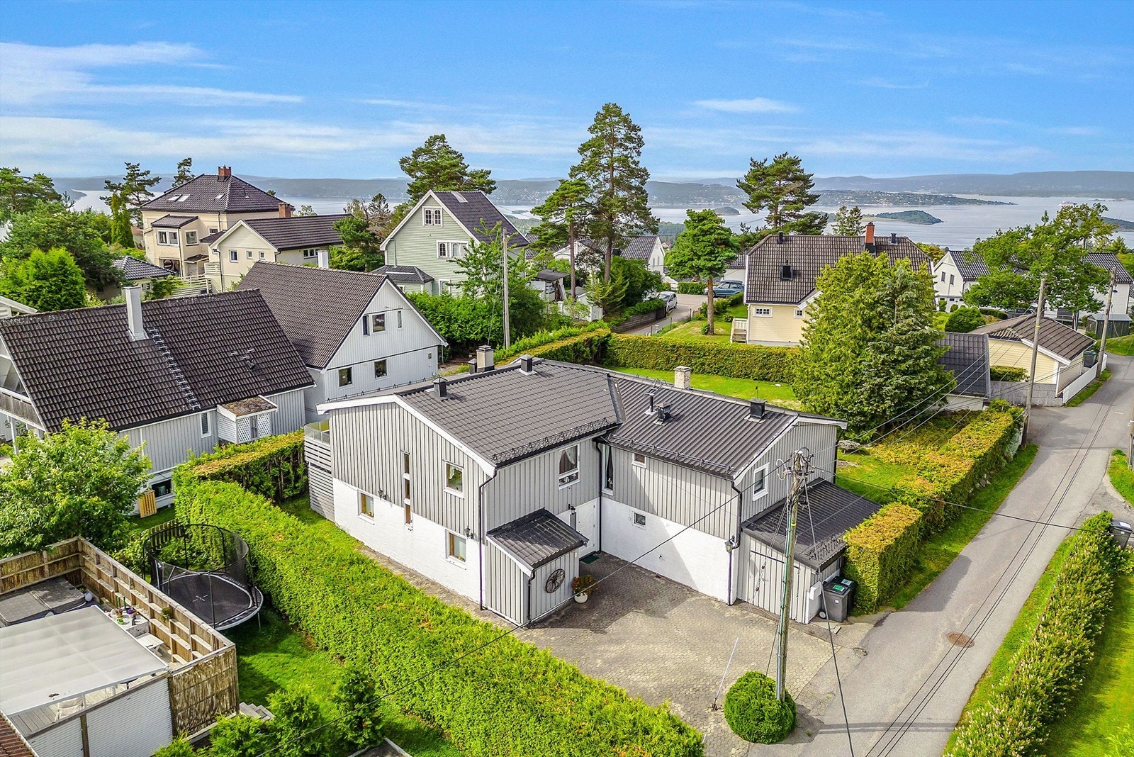 Særdeles barnevennlig beliggenhet da eiendommen ligger godt tilbaketrukket og skjermet fra vei og biltrafikk. Galleribilde