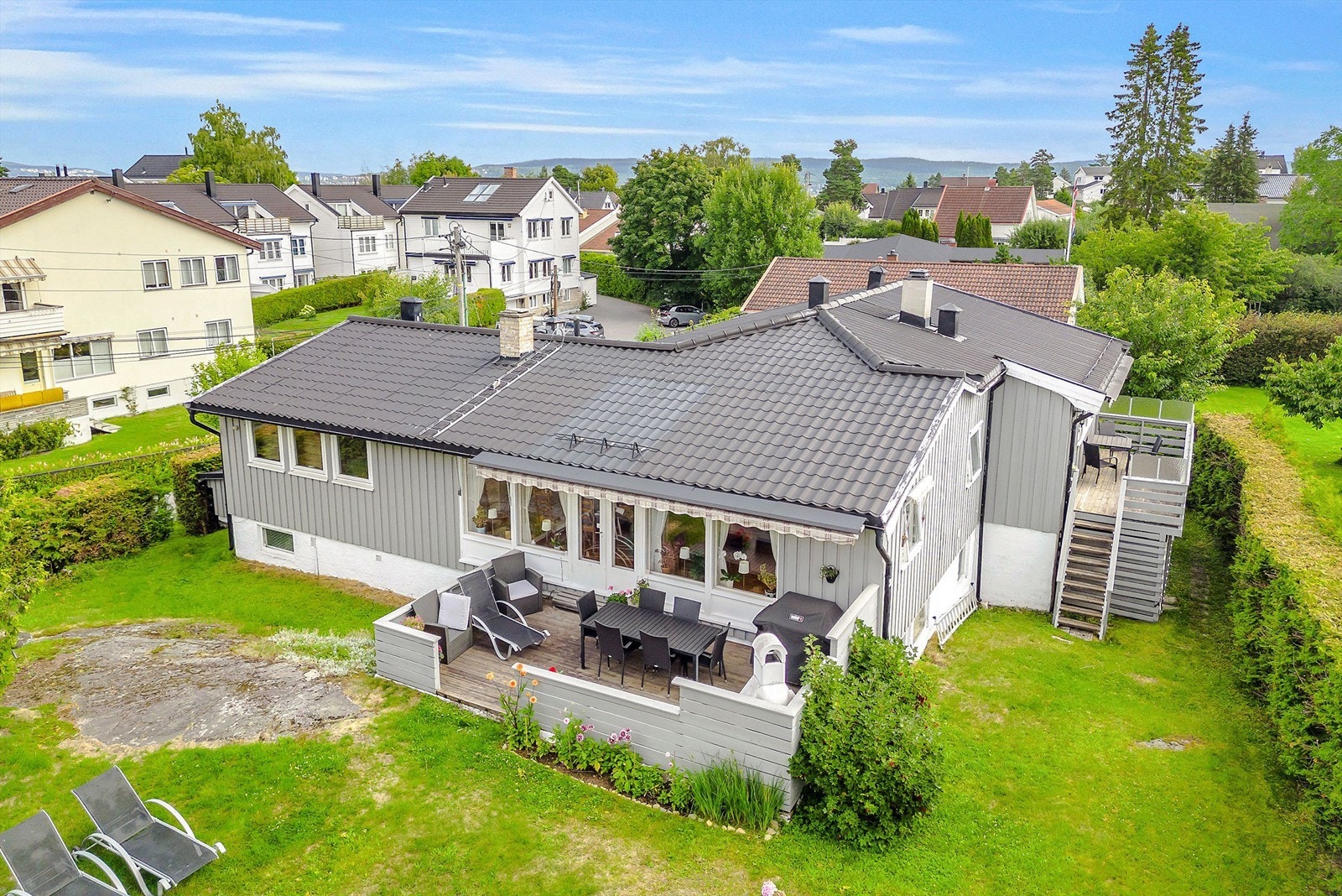 Boligen ble opprinnelig oppført i 1961, og senere tilbygget/ombygget til en generasjonsbolig/vertikaldelt tomannsbolig med felles inngang. Galleribilde