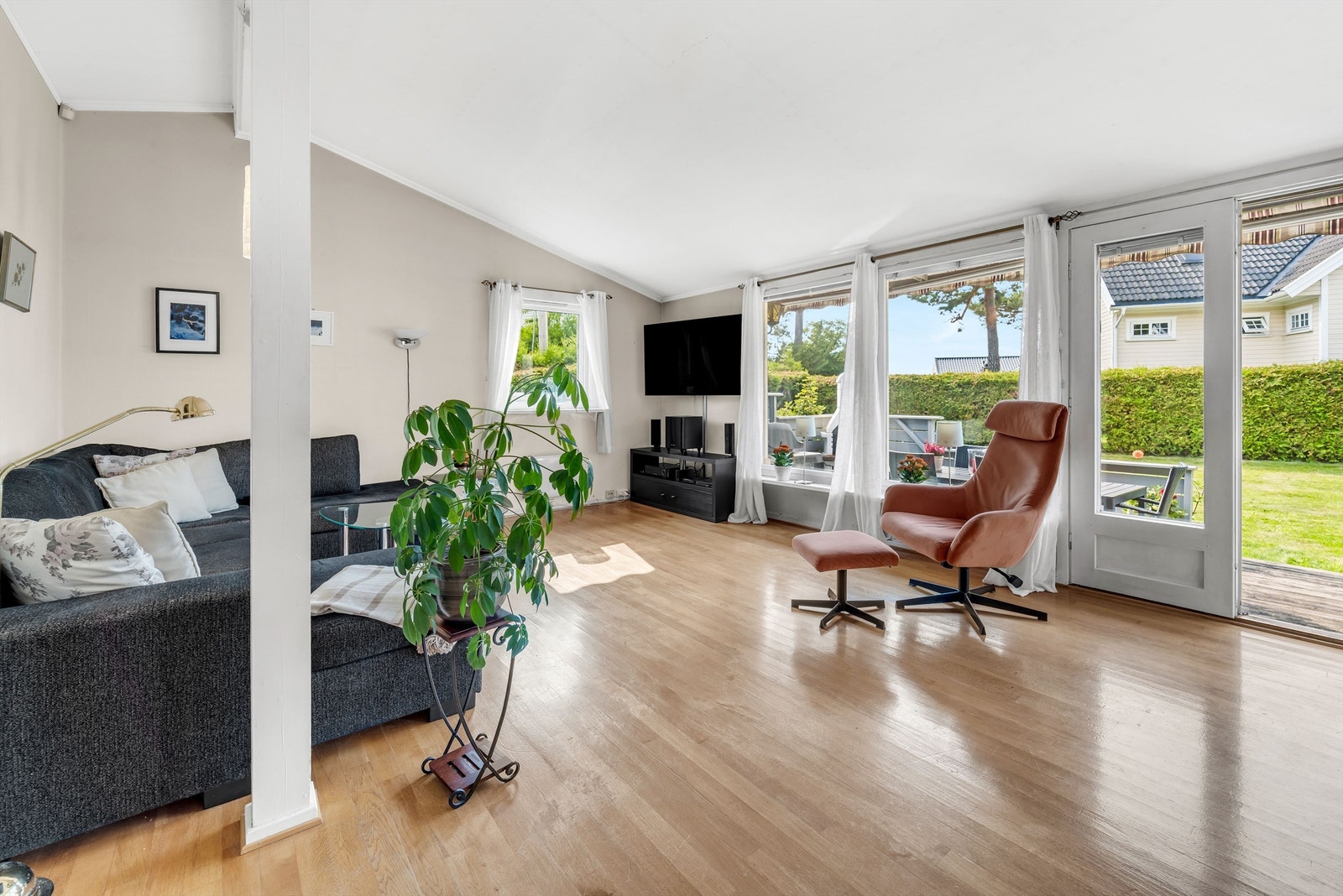 Videre er det adkomst fra stuen til flotte uteområder for store og små. Galleribilde